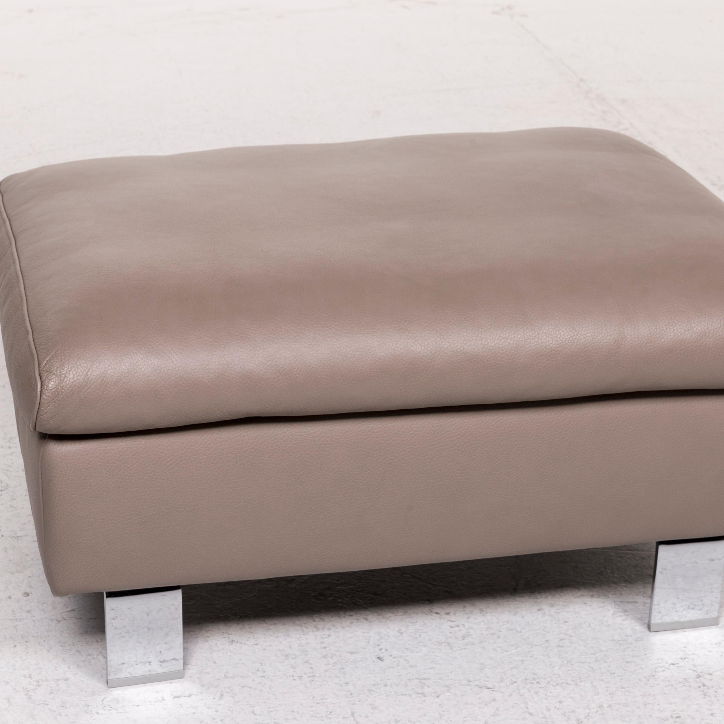 We bring to you an Ewald Schillig leather stool brown gray beige cappucino ottoman.

 

 Product measurements in centimeters:
 

 Depth 61
 Width 85
 Height 43.





  