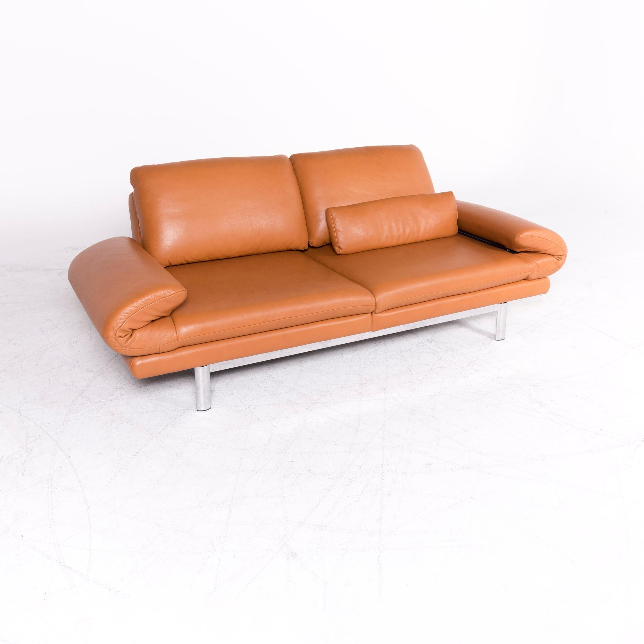 Wir präsentieren Ihnen ein Ewald Schillig Quinn Designer Ledersofa orange cognac Echtleder.
  

Das Produkt wird in Zentimetern gemessen:

Tiefe: 102
Breite: 226
Höhe: 88
Sitzhöhe: 43
Resthöhe: 59
Sitztiefe: 59
Sitzbreite: