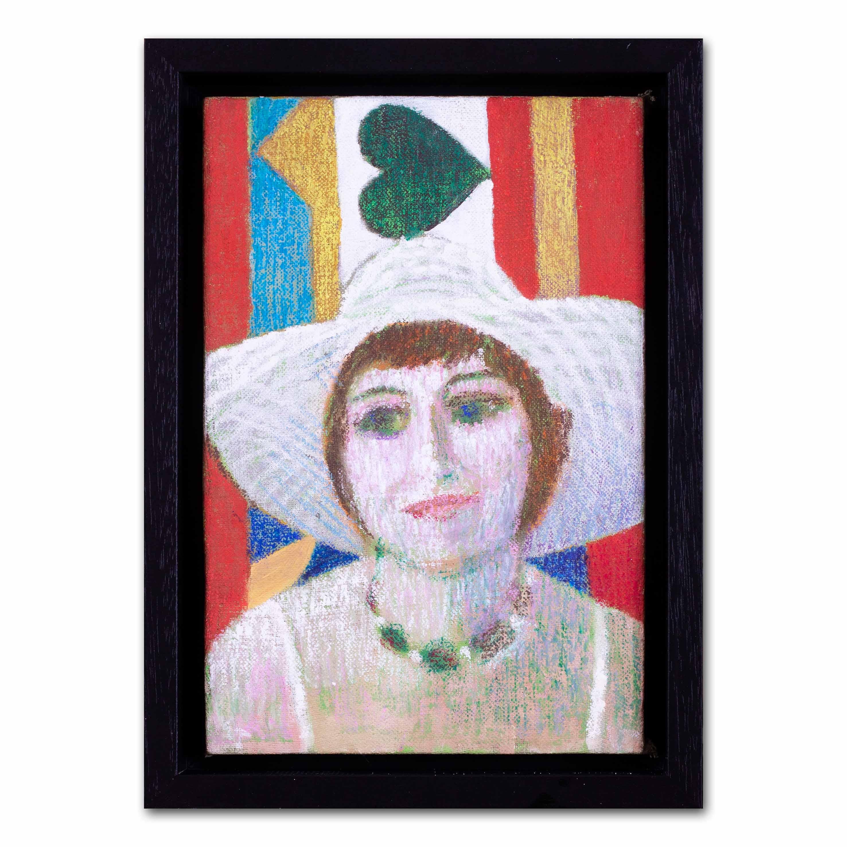 Ein elegantes und intimes Porträt einer jungen Dame mit einem blassrosa Hut blickt über den Rahmen hinaus. Sie trägt ein einfaches weißes Sommerkleid und eine Perlenkette um den Hals. Satte Streifen in tiefem Rot, Marineblau und Ocker erden sie auf