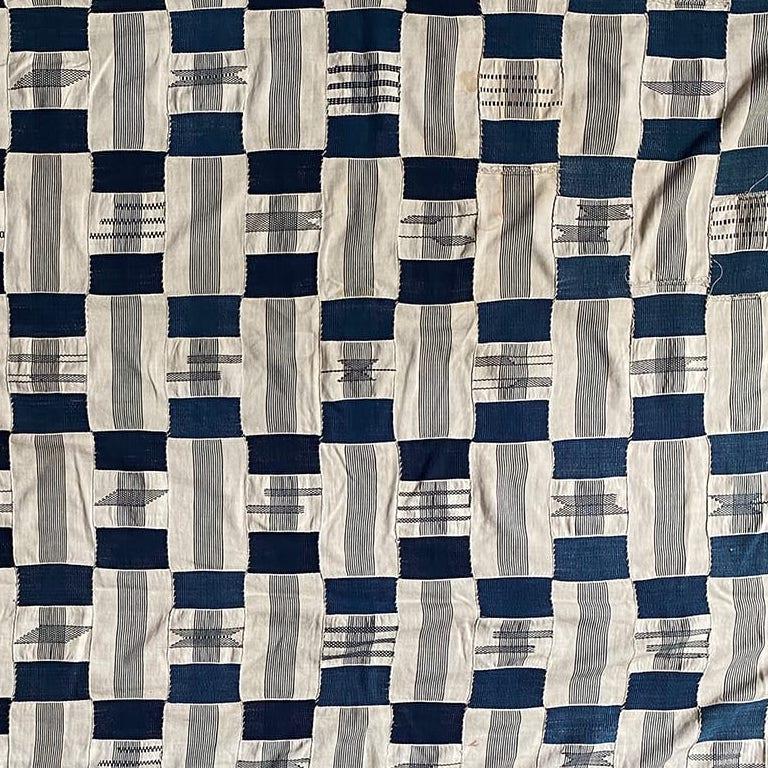 Ein schönes, großes, blau-weißes Ewe-Kente-Männertuch. Diese Tücher sind besonders befriedigend, denn das strenge Gittermuster, bei dem jedes Feld ein anderes gewebtes Muster enthält, hat einen endlosen Rhythmus.
Maße: 190cm x 255cm
Ghana 1950er