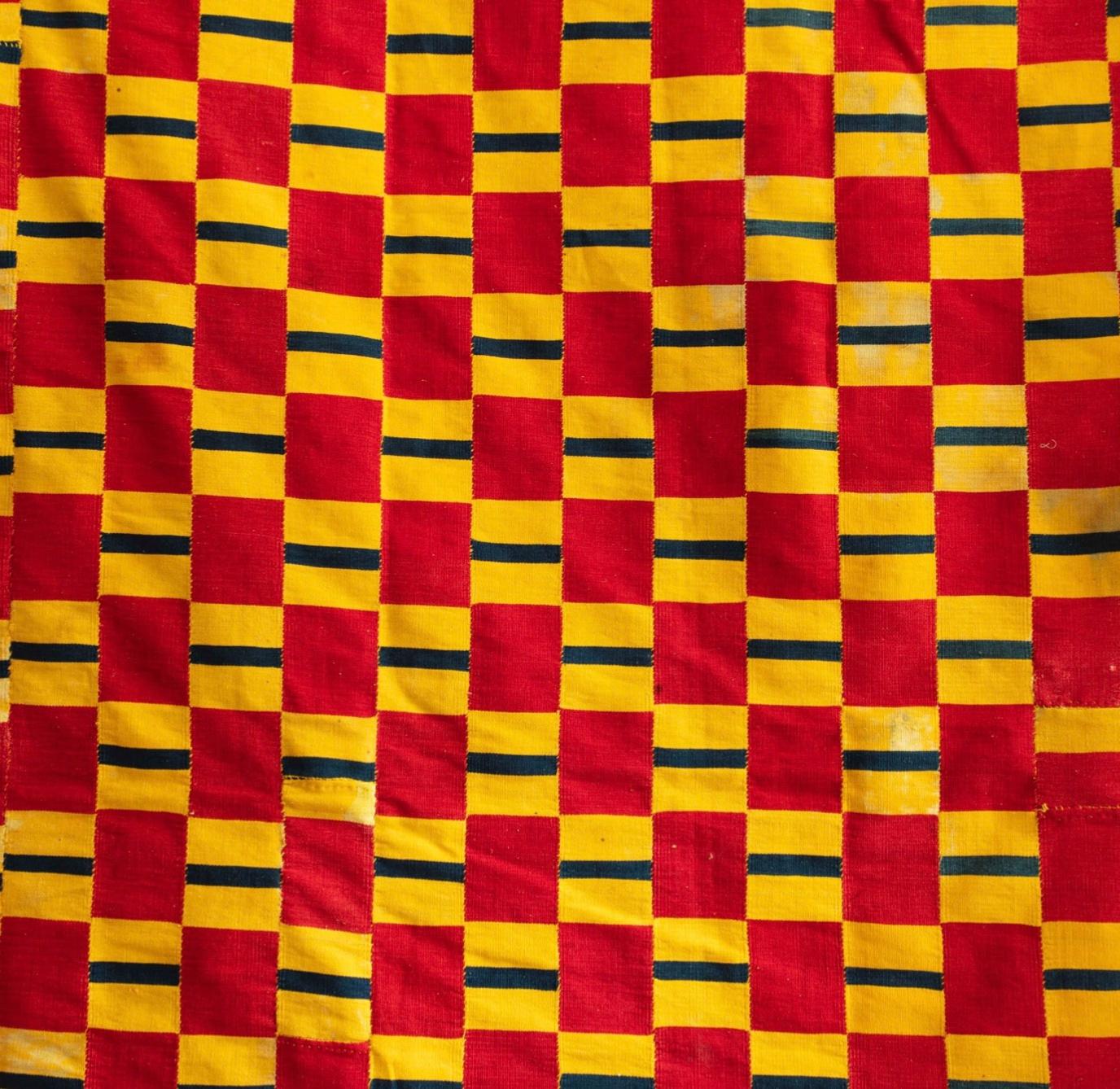 Un excellent et très rare tissu Ewe avec des carrés tissés en rouge vif et jaune safran brisés par des bandes de rayures bleues. Un tissu particulièrement précoce comparable à un exemple du British Museum Coll. 

No. Af1954,01.1 collecté au