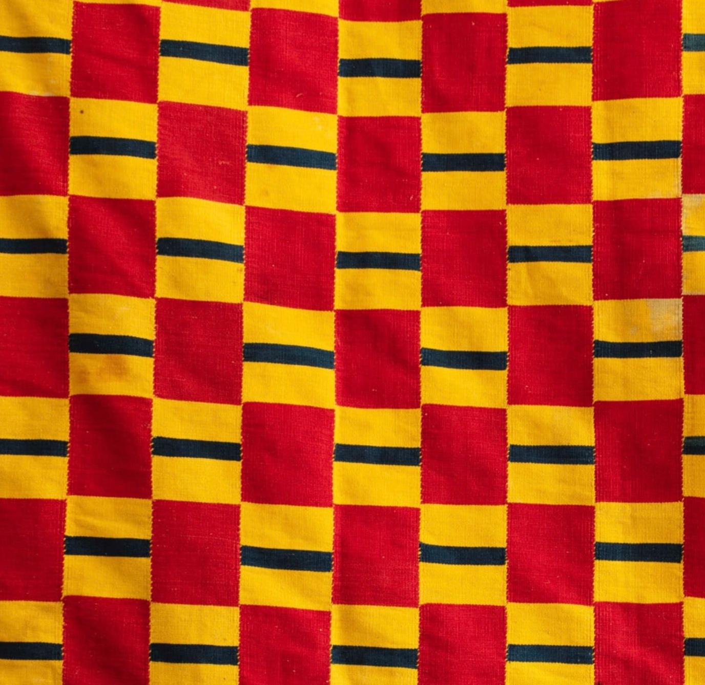 Ghanéen Tissu d'abeille avec carrés tissés en rouge et jaune safran en vente