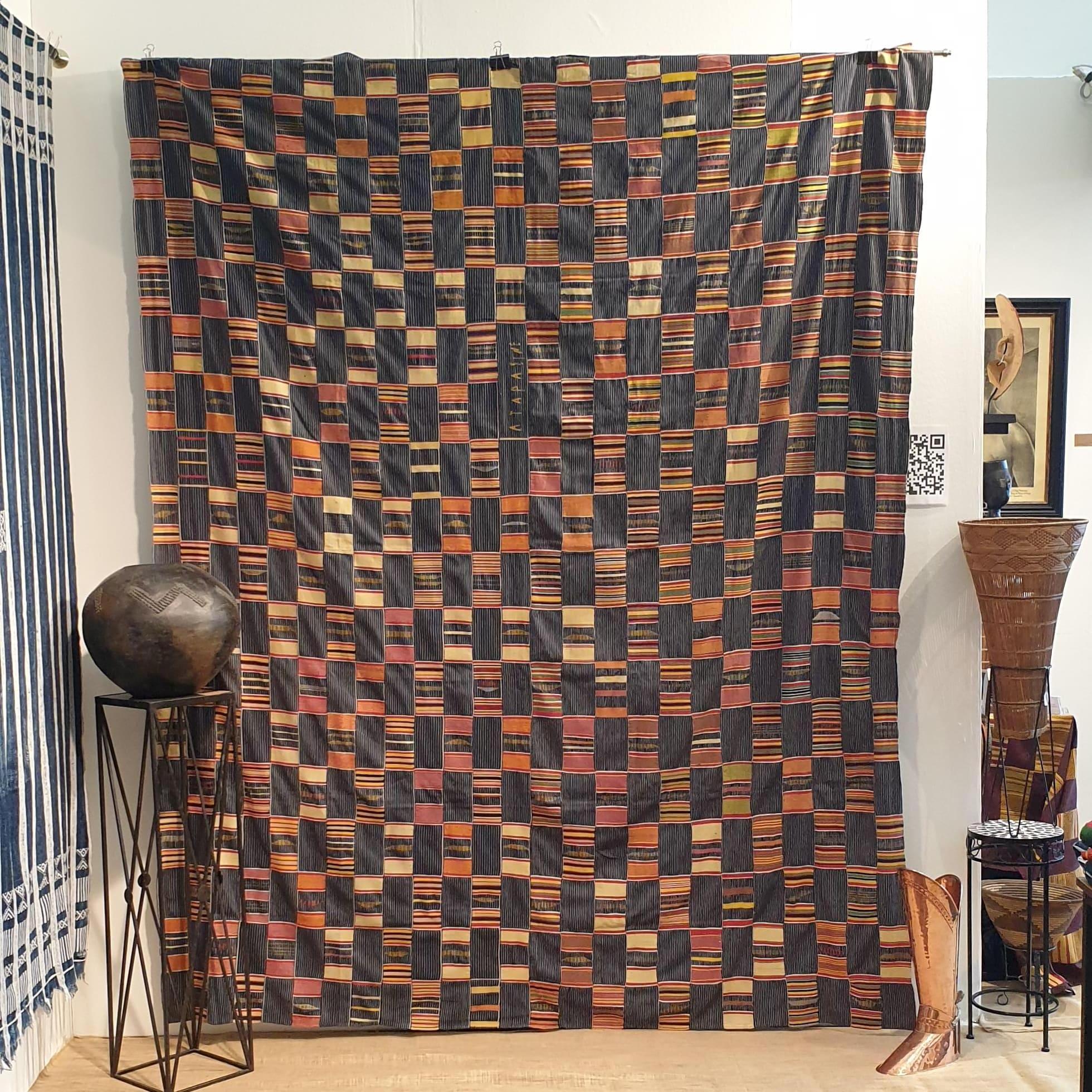 Dies ist ein schönes Stück Kente-Textil vom Volk der Ewe in der Volta-Region in Ghana. Aus handgesponnener Baumwolle und natürlichen Farbstoffen gewebt. Dies ist ein Prestigetuch, das von einem hochrangigen Ältesten des Ewe-Volkes getragen wird. Das