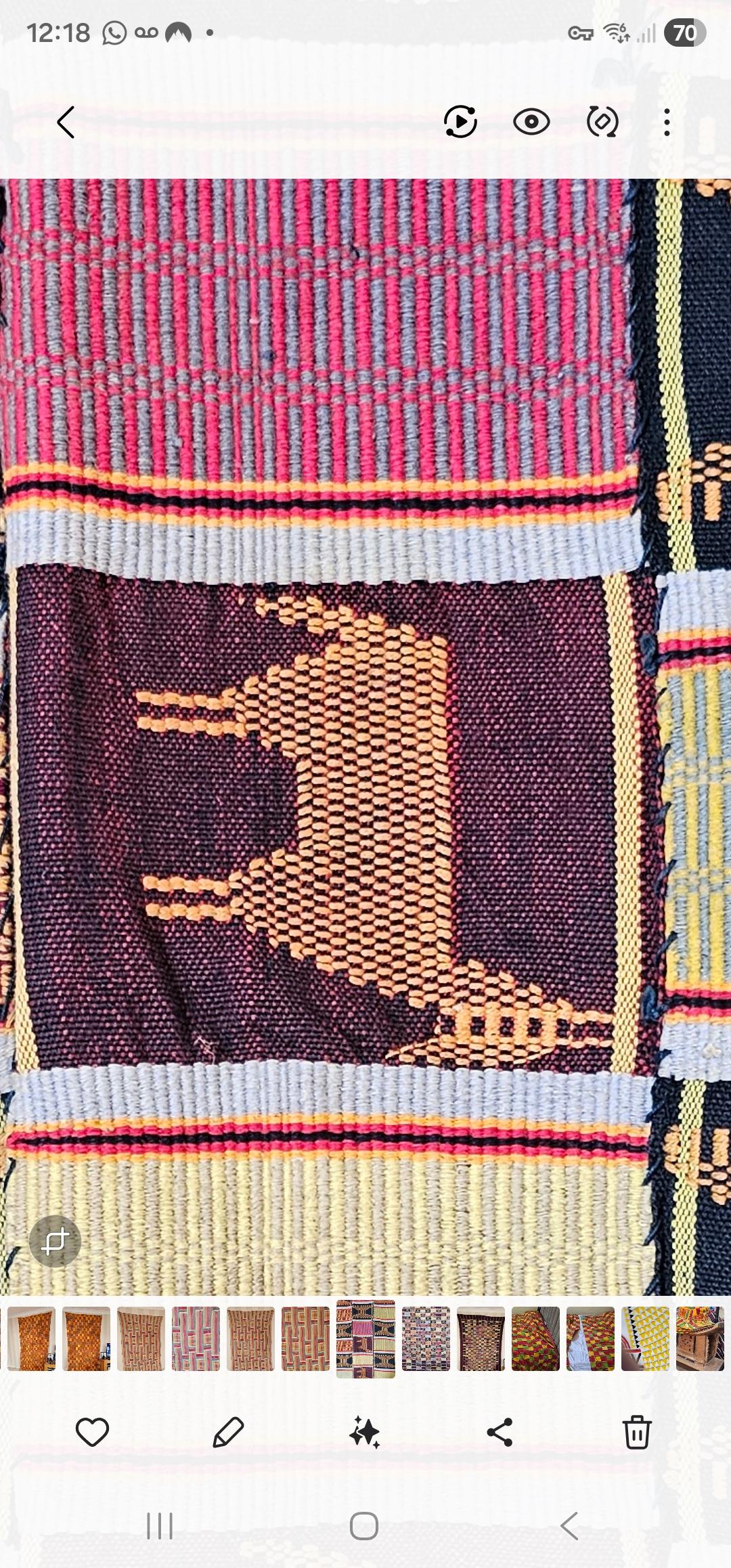 Il s'agit d'une pièce très rare de textile Kente de la fin du 19e siècle provenant de la région de Volta au Ghana. Tissé à la main sur des métiers à bandes à partir de coton filé à la main et de teintures naturelles, le style et la qualité de ce