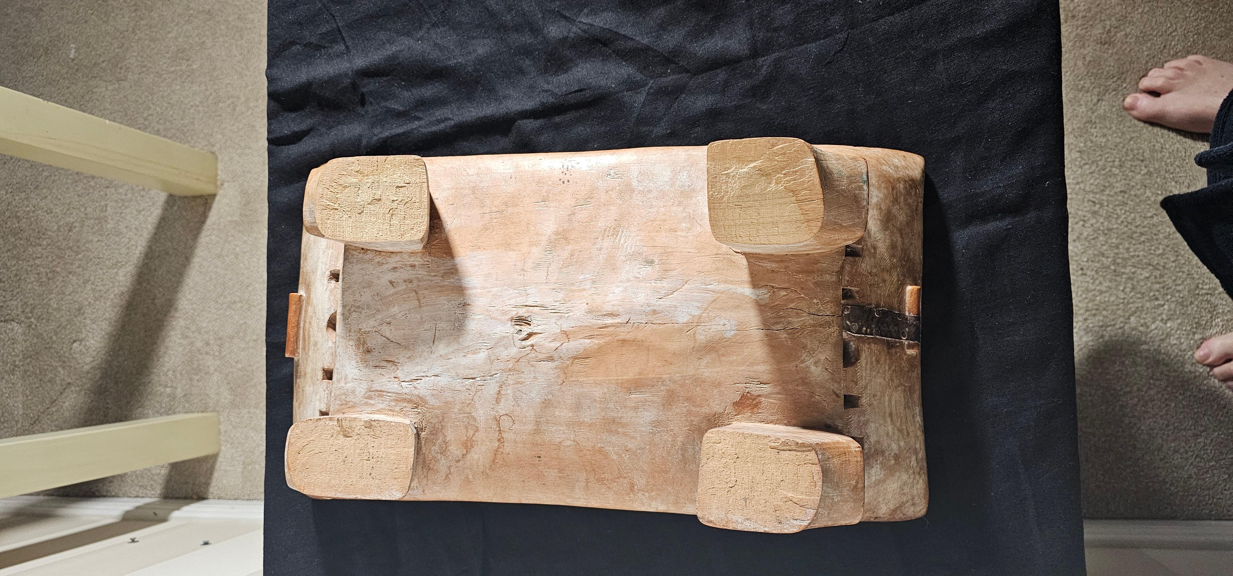 Dies ist ein sehr einfaches, aber schönes Beispiel eines rituellen Hockers vom Volk der Ewe in der Volta-Region in Ghana. Geschnitzt aus rituell ausgewähltem Holz, das für Langlebigkeit und Stärke steht. 
Der Hocker wäre für eine kleine königliche