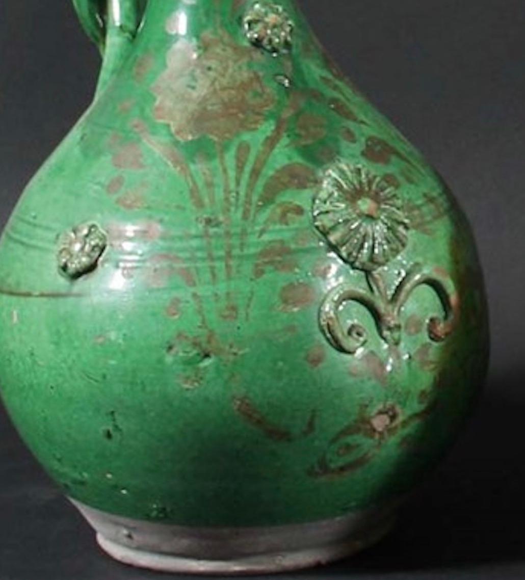Islamique Paire de vases à pichets d'aiguières en terre cuite émaillée Canakkale ottoman vert ocre doré en vente