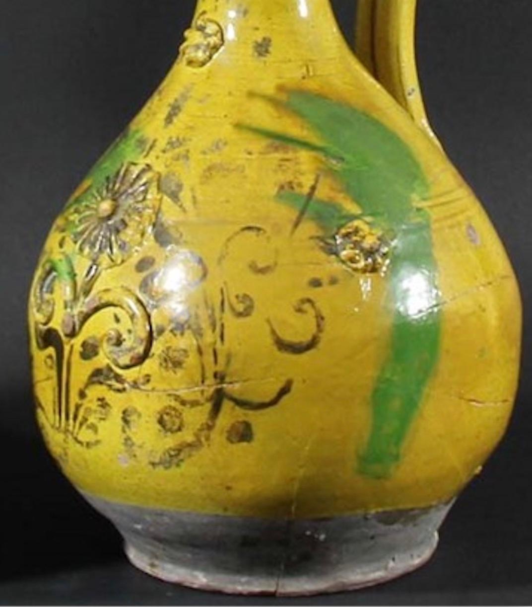 Paire de vases à pichets d'aiguières en terre cuite émaillée Canakkale ottoman vert ocre doré Bon état - En vente à BUNGAY, SUFFOLK