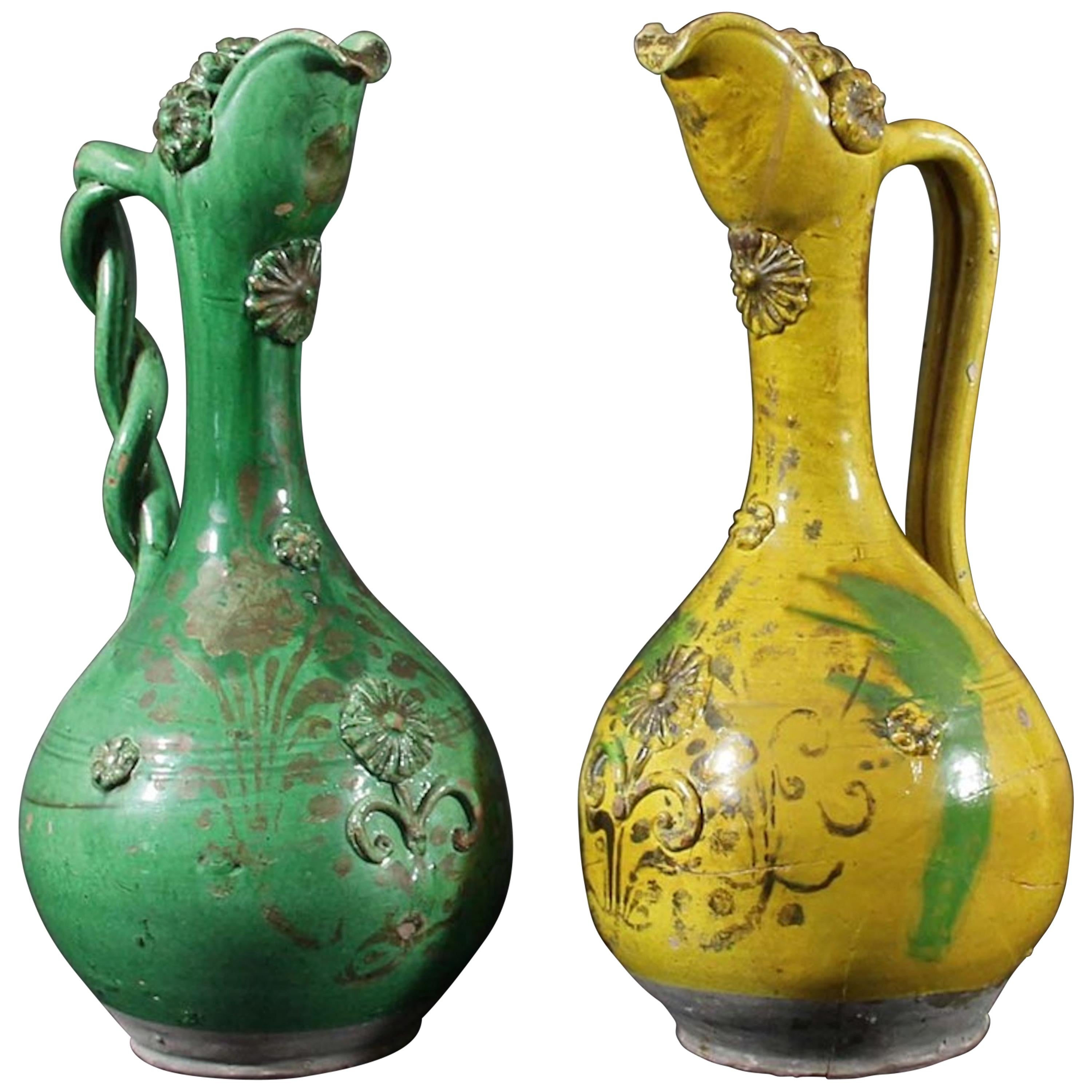 Paire de vases à pichets d'aiguières en terre cuite émaillée Canakkale ottoman vert ocre doré