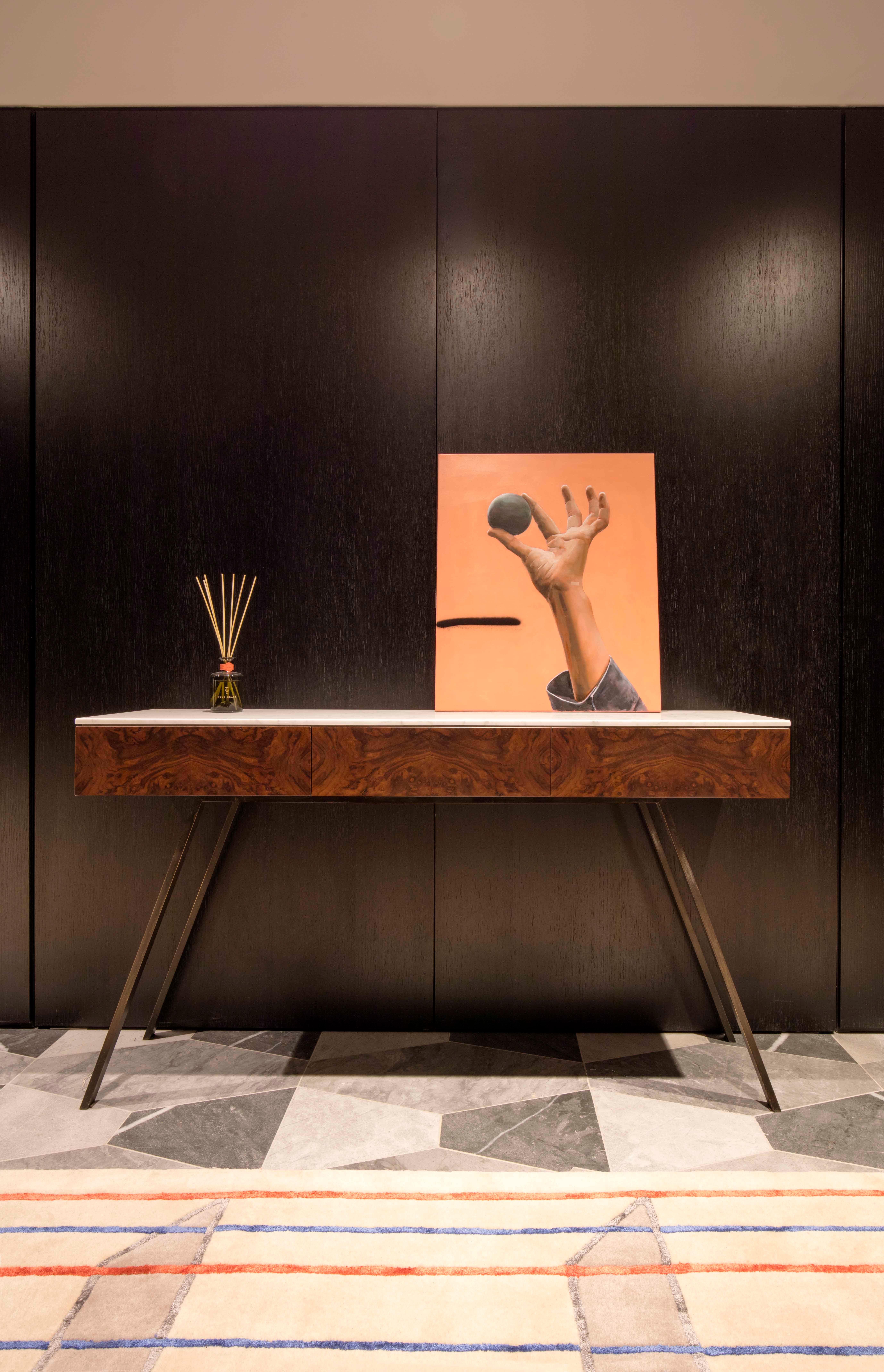 XXIe siècle et contemporain Ex-Display Table console avec tiroirs en marbre, placage de ronce de noyer et pieds en métal en vente