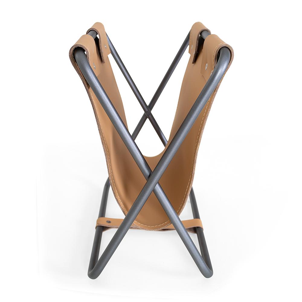 Our Uultis team has designed the Ex magazine rack with brown leather and graphite legs, with a storage compartment for your reading materials. It is a piece that adds sophistication and practicality to environments with its simplicity, it will be