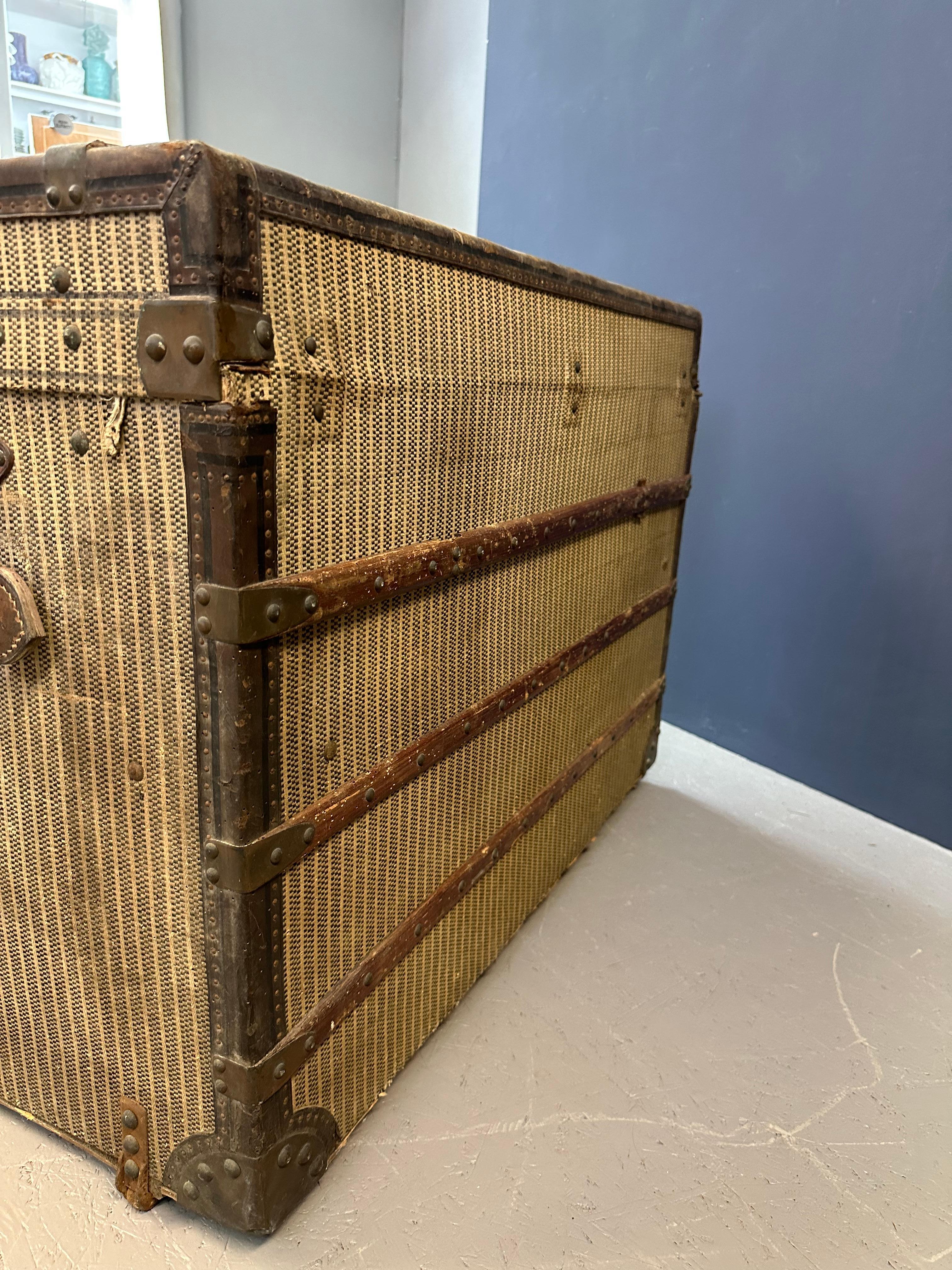 Entdecken Sie den Vintage-Charme mit der Ex. Pons. Albert Guyotville-Koffer. Dieses elegante Stück besticht durch sein klassisches Design und seine hervorragende Handwerkskunst - perfekt für alle, die zeitlose Reiseutensilien schätzen.