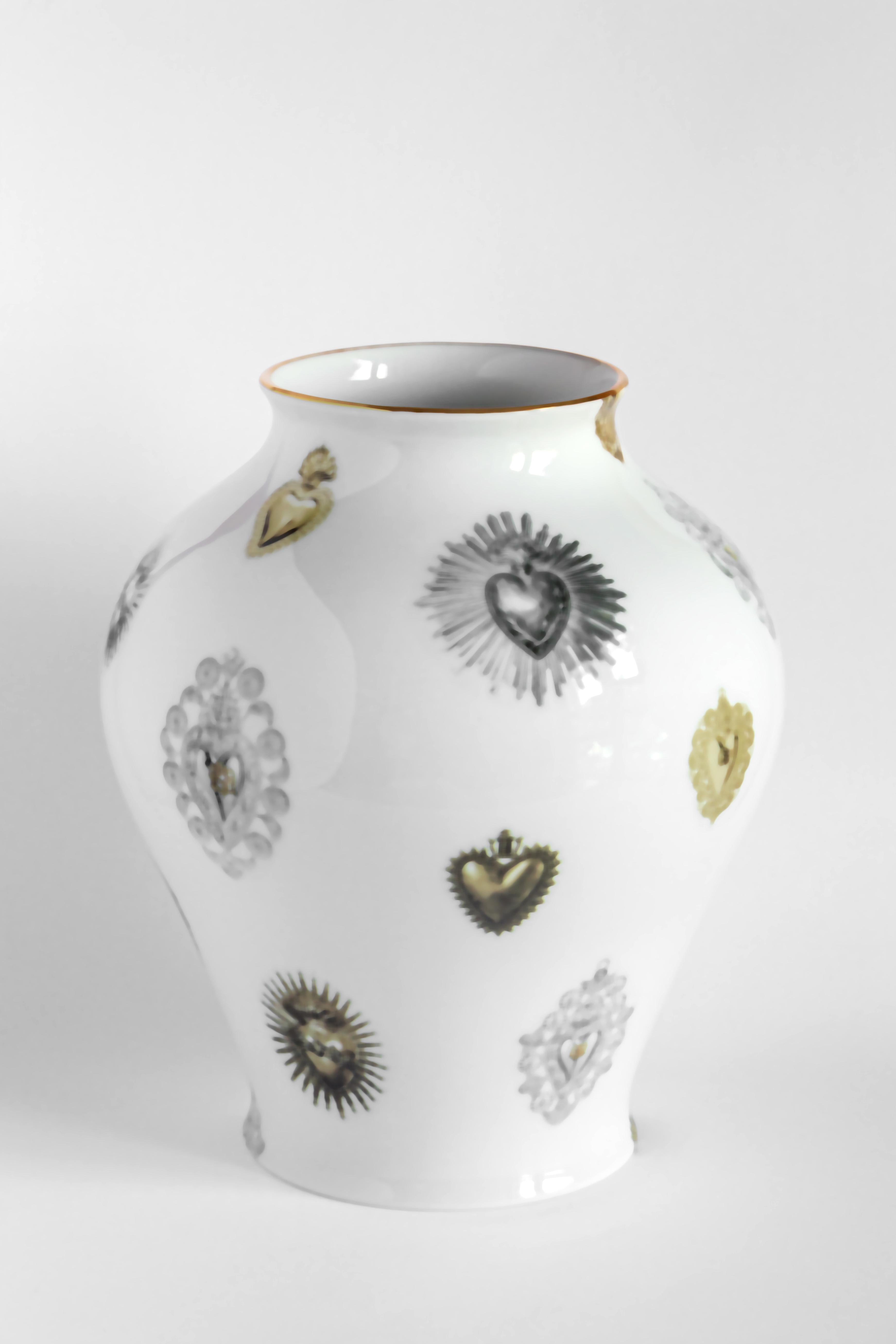 Das klassische Design dieser Porzellanvase wird durch Retro-Dekorationen mit modernem Touch wieder zum Leben erweckt. Dieses Design ist inspiriert von herzförmigen Ex-Votos, die in Italien und im Mittelmeerraum sehr beliebt sind. Auf der Oberfläche