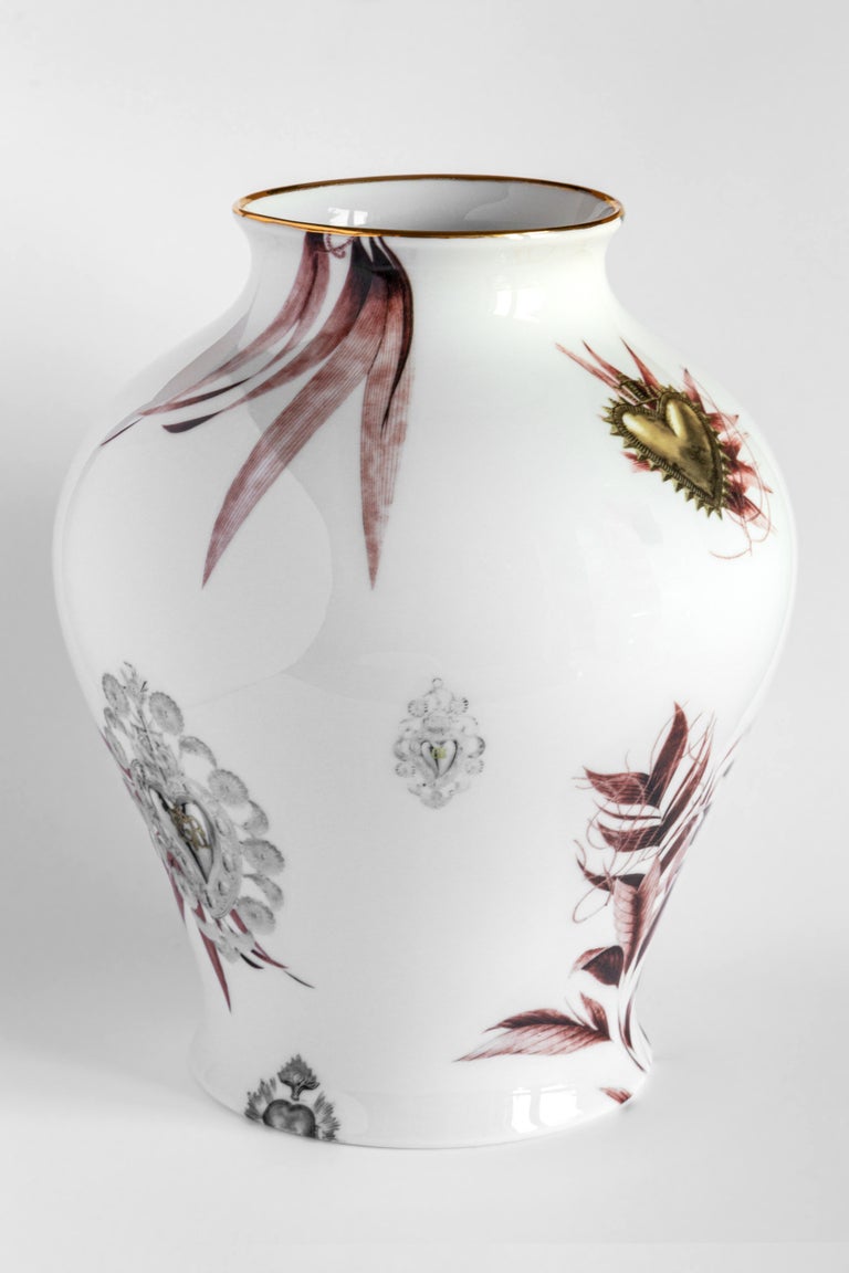 The Classic design of this porcelain vase comes back to life with retro decorations with a contemporary flavor. This design is inspired by heart shaped ex votos, very popular in Italy and in the Mediterranean area. Votive hearts in silver and gold