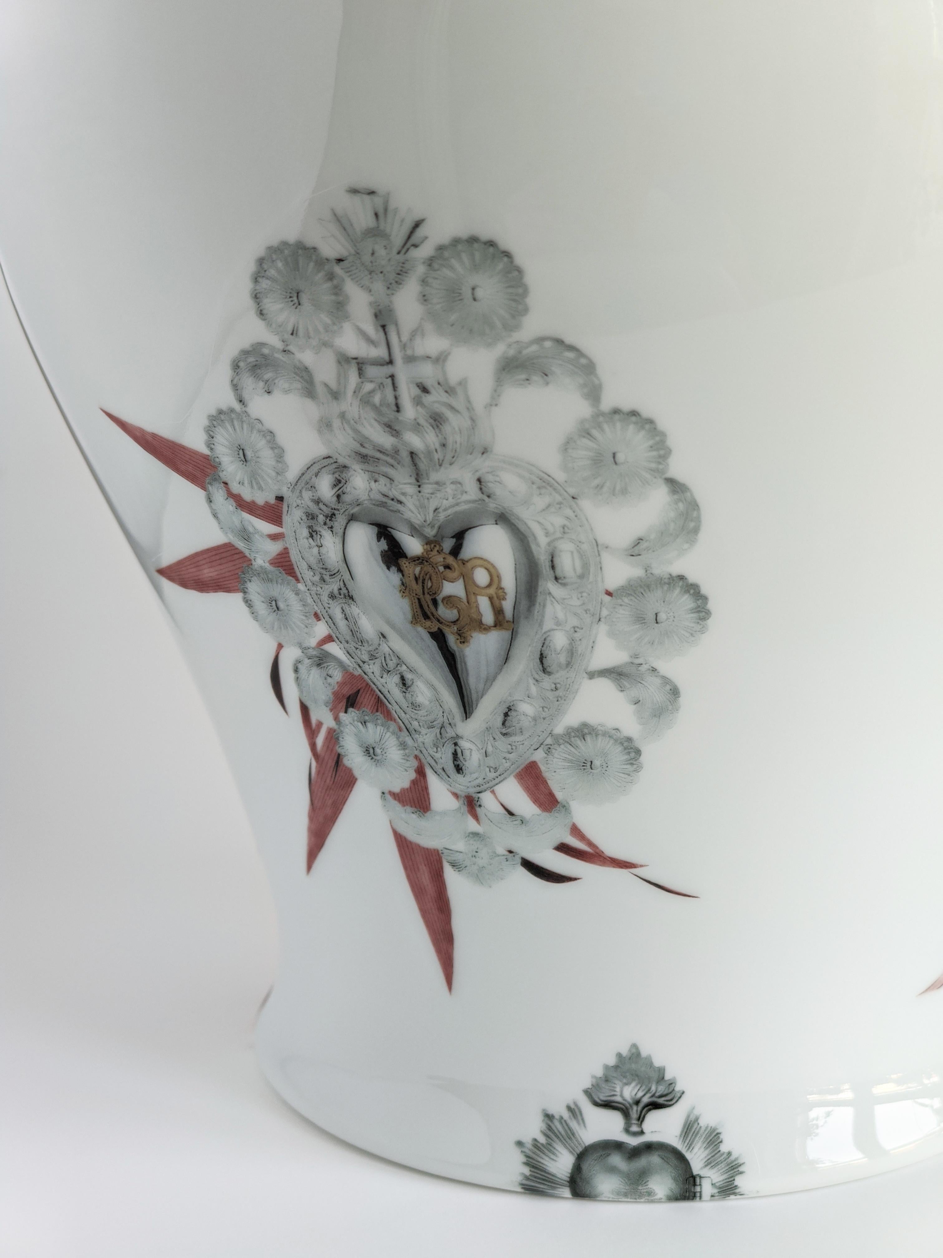 Ex Voto, Jarrón de porcelana contemporáneo con diseño decorativo de Vito Nesta Siglo XXI y contemporáneo en venta