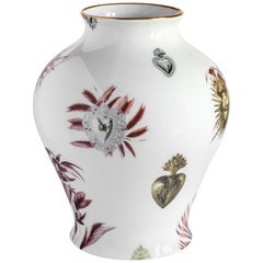 Ex Voto, vase en porcelaine contemporain au design décoratif de Vito Nesta