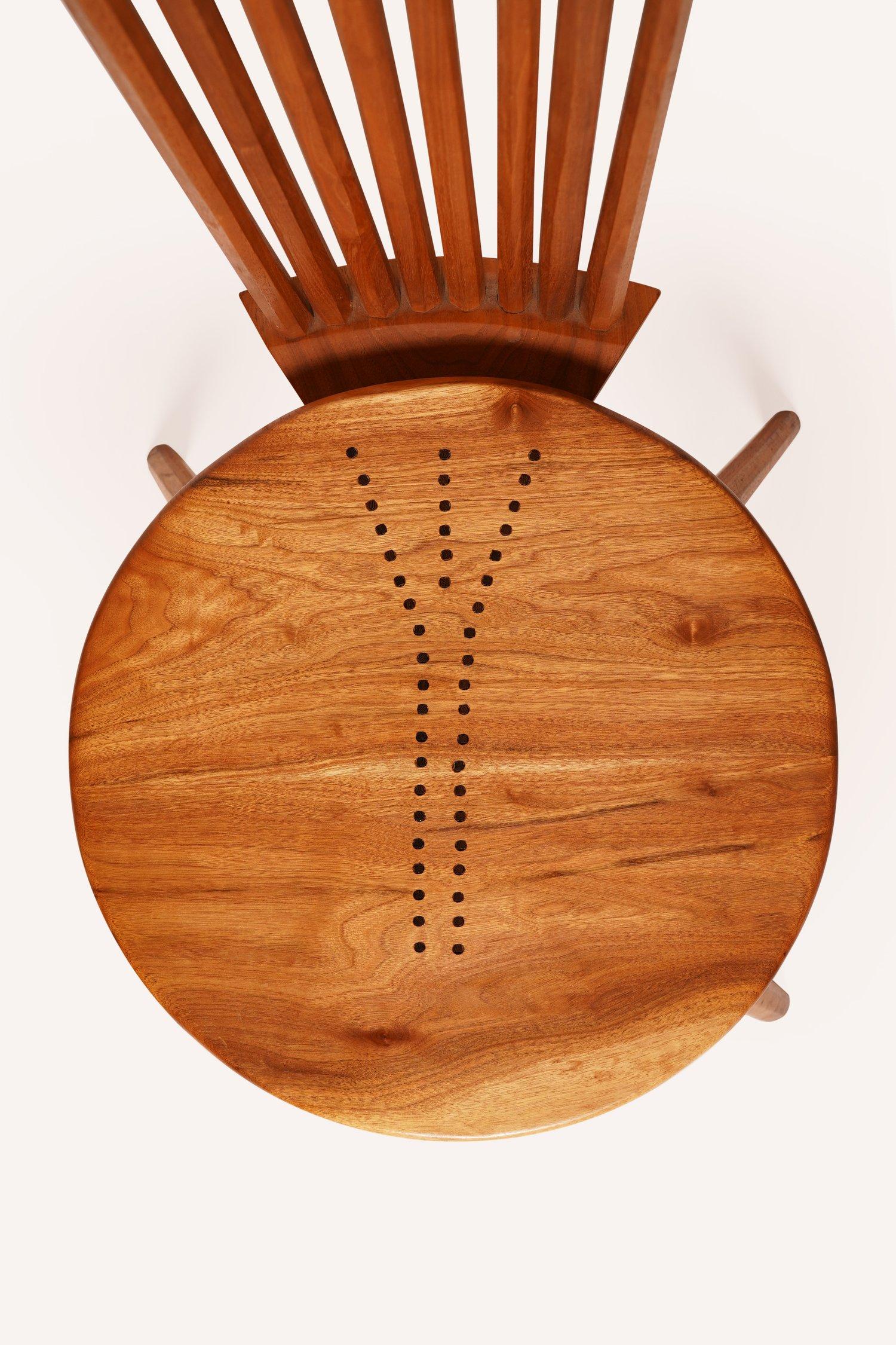 Dieser von Jeffrey Greene entworfene und vom Hersteller signierte Stuhl mit übertriebener Rückenlehne aus den 1950er Jahren ist ein Statement, das in jedes Wohn- oder Schlafzimmer passt. Der längliche Rahmen mit 8 Spindeln, der vollständig aus