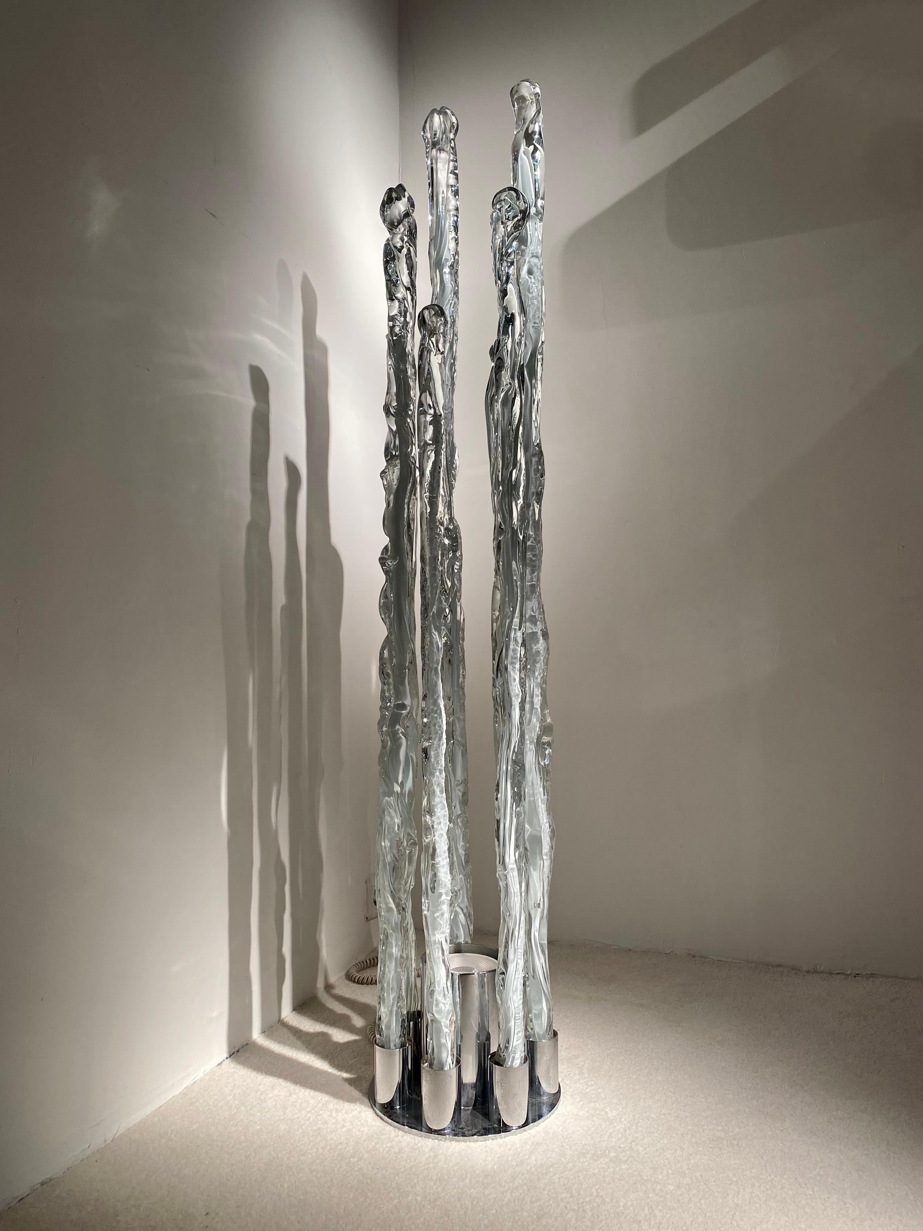 Lampadaire sculptural en verre soufflé de  Murano et un socle en métal chromé.
Conçu par Ettore Fantasia et Gino Poli pour Sothis, intéressant travail de verre soufflé qui lui donne l'apparence de la glace.
L'intensité de la lumière est variable