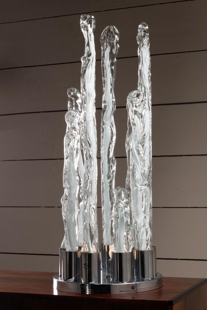 Lamp in Murano blown glass with glass paste inclusions, chrome-plated metal base.
From the “Excalibur” series, designed by Ettore Fantasia and Gino Poli for Sothis.
Italy 1970.

Height 82 cm - 32,28
