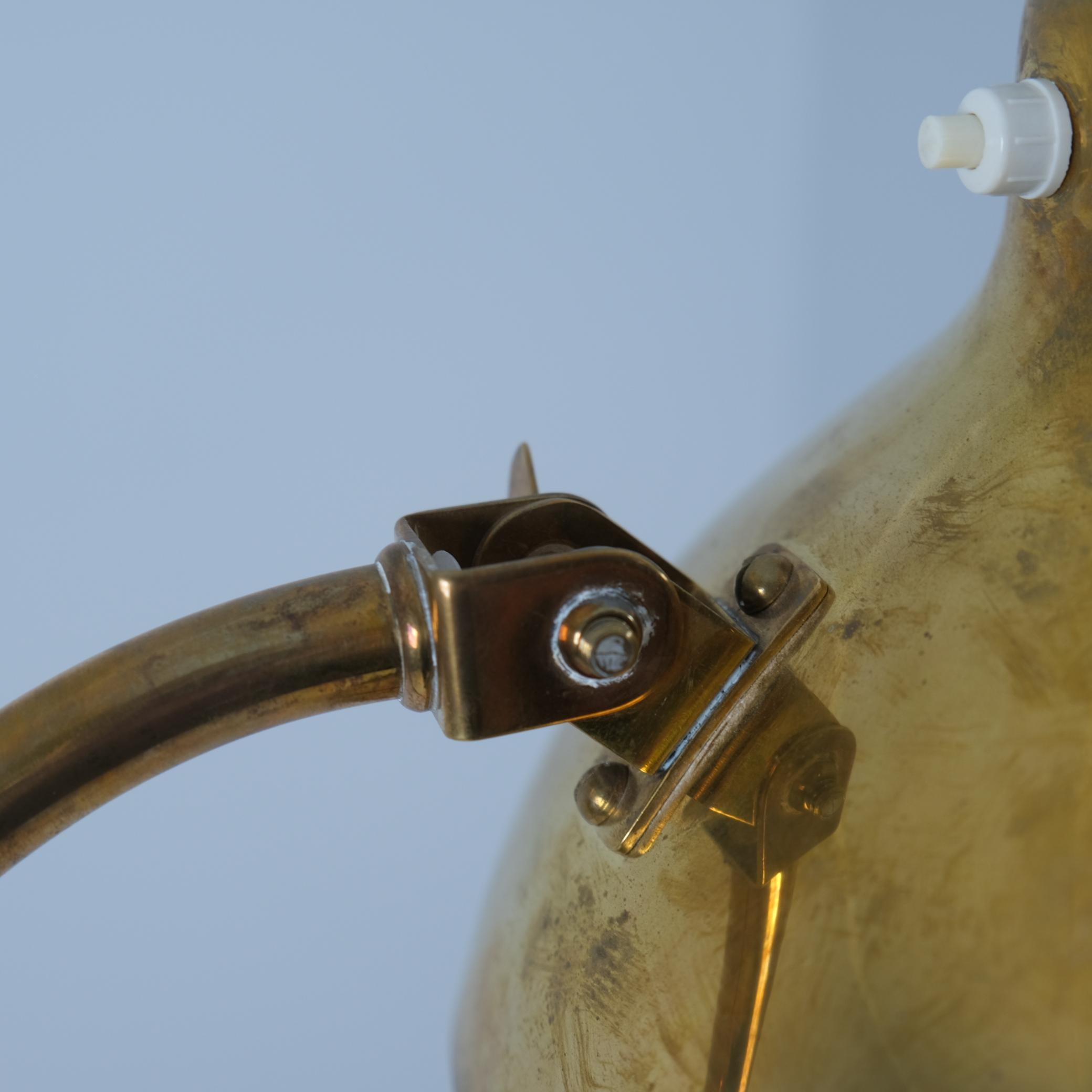 Milieu du XXe siècle Très rare lampadaire Gunnel Nyman en laiton et rotin Modèle 62044, Idman, années 1940 en vente