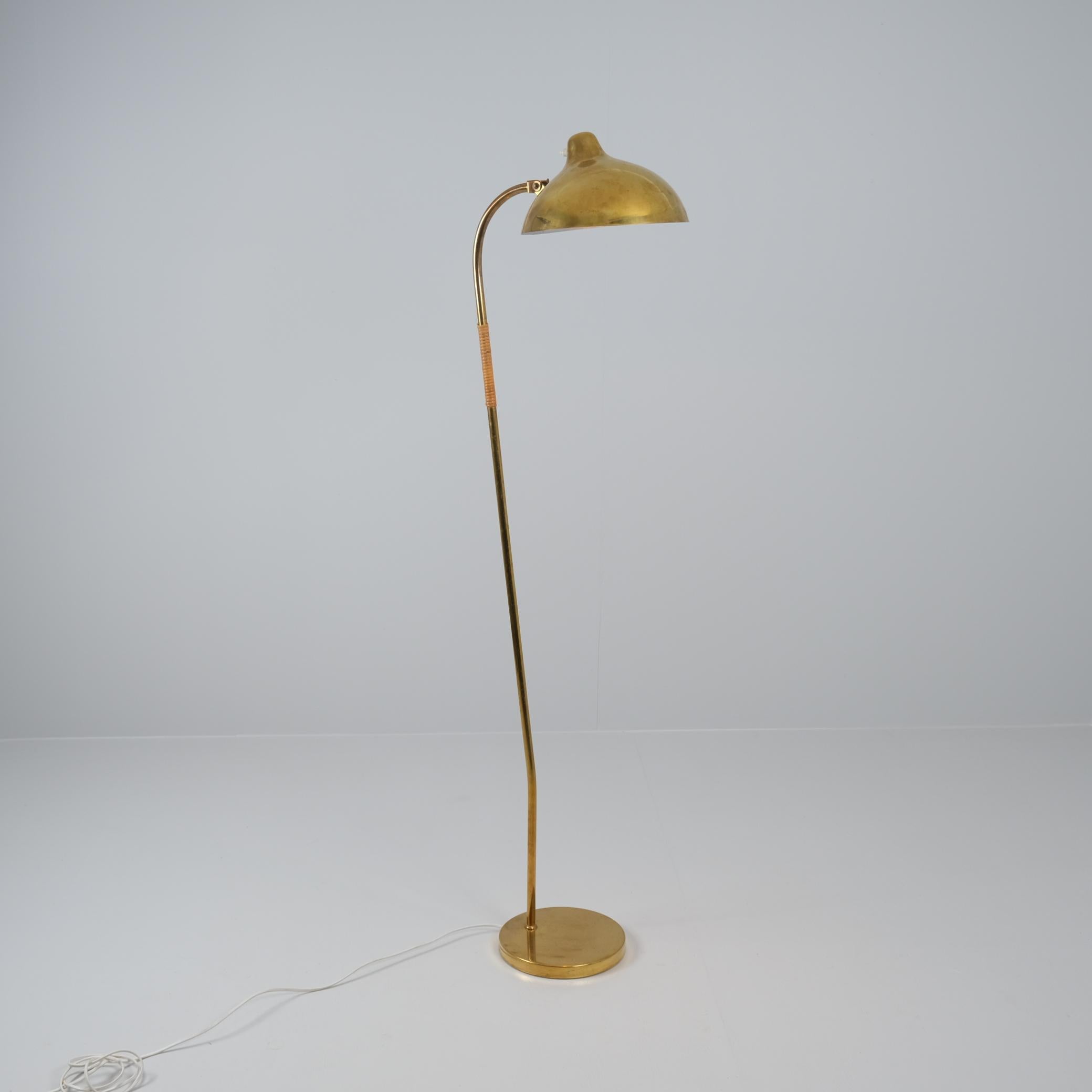 Très rare lampadaire Gunnel Nyman en laiton et rotin Modèle 62044, Idman, années 1940 en vente 1