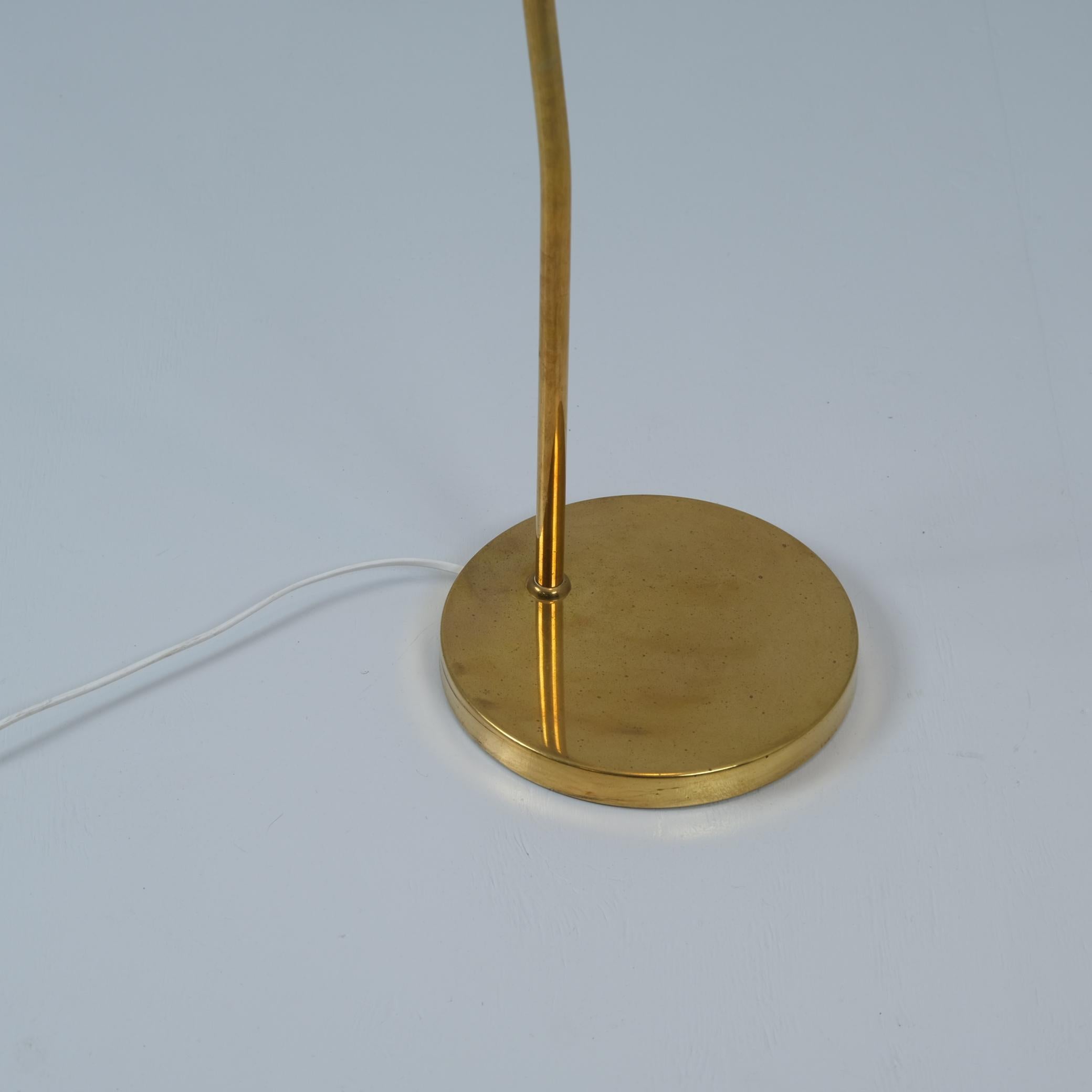 Finlandais Très rare lampadaire Gunnel Nyman en laiton et rotin Modèle 62044, Idman, années 1940 en vente