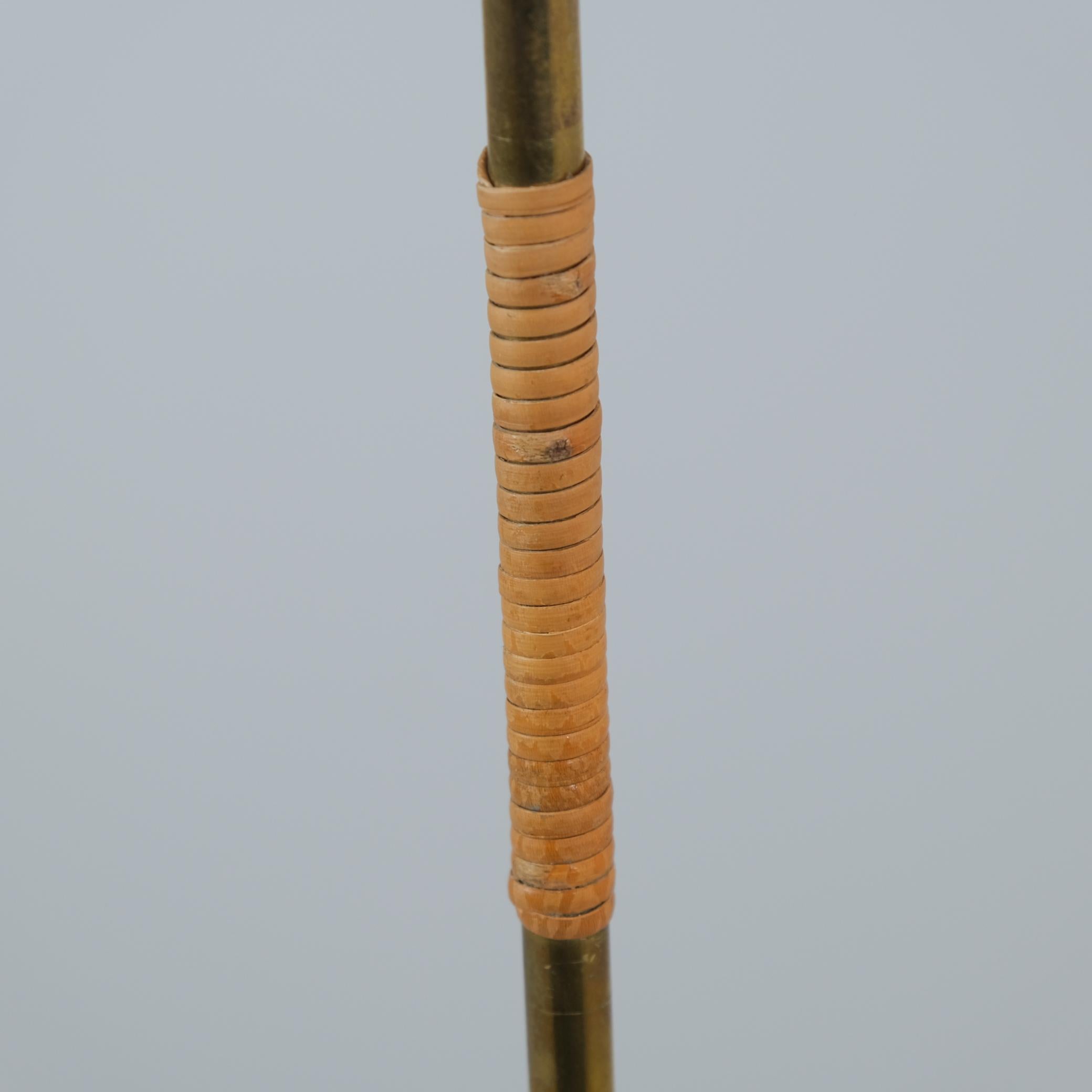Très rare lampadaire Gunnel Nyman en laiton et rotin Modèle 62044, Idman, années 1940 Bon état - En vente à Helsinki, FI