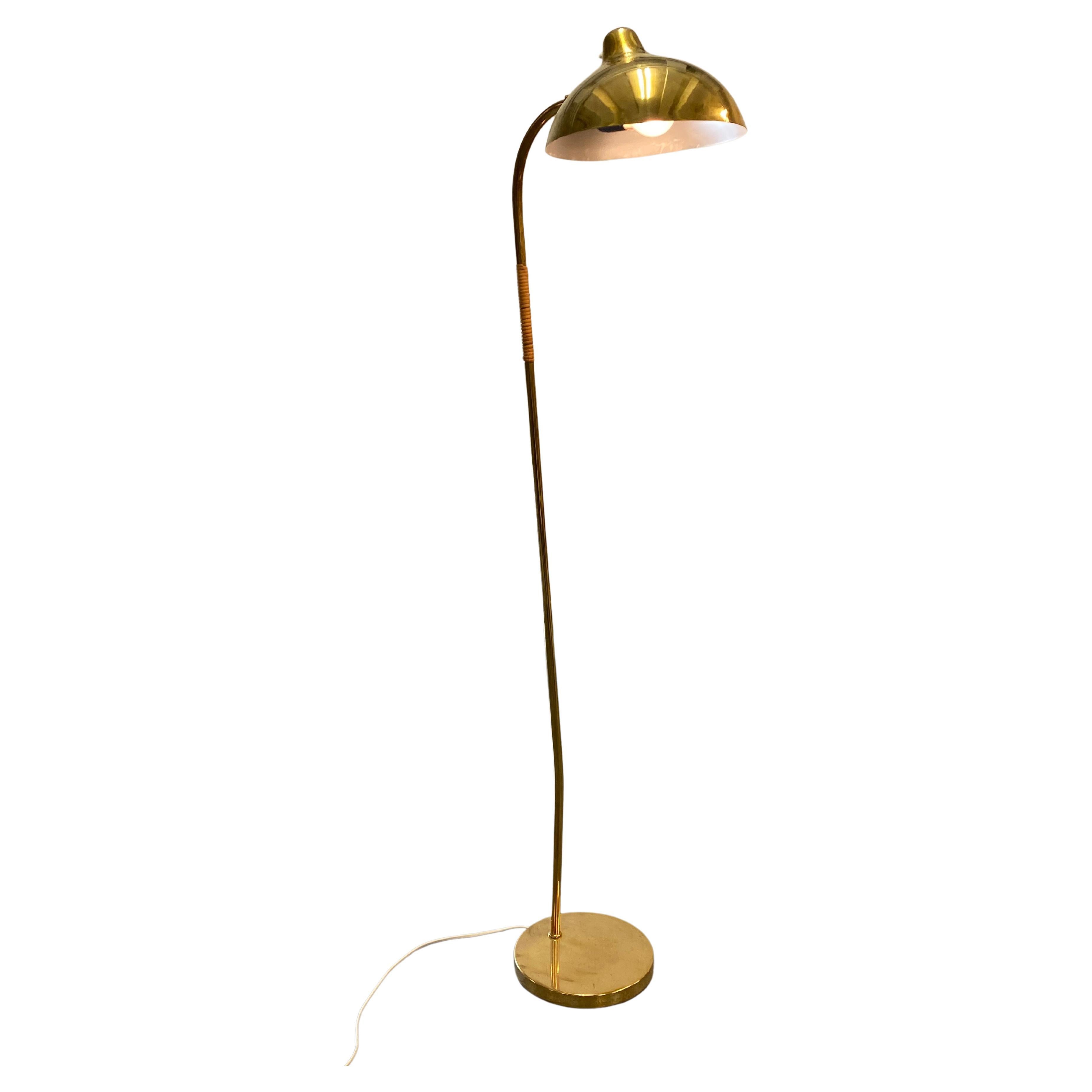 Eine äußerst seltene und schöne Stehlampe aus Messing (Rattan am Stiel), entworfen von Gunnel Nyman selbst und hergestellt von Idman. Diese spezielle Lampe ist sehr schwer zu bekommen und wird aufgrund der geringen Dokumentation oft mit einer Tynell