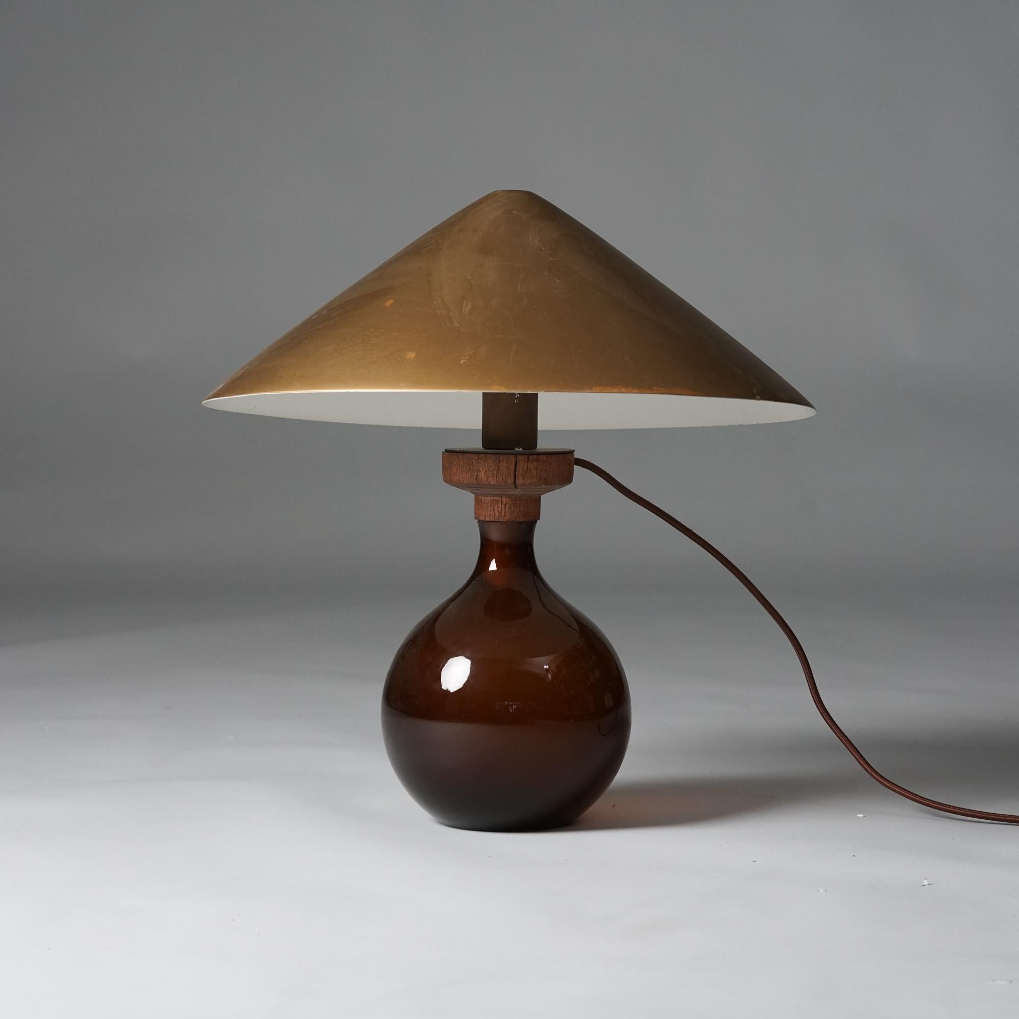 Lampe de table extrêmement rare, conçue par Svea Winkler, fabriquée par Orno/One, années 1960. Cadre en verre avec abat-jour en métal peint. Bon état vintage, riche patine sur l'abat-jour. 

Svea Winkler était une architecte d'intérieur et designer