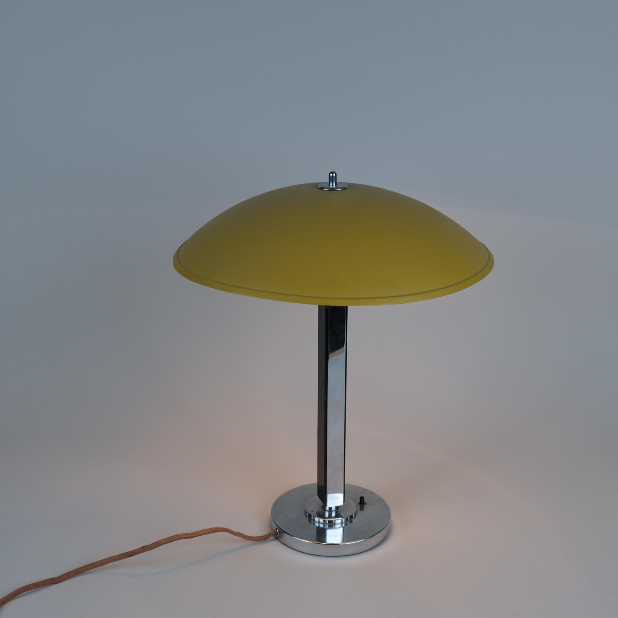 This is an exceedingly rare version of the Gunilla Jung table lamp designed in 1936-37 for Orno and exhibited at the 1937 Paris world exposition.

This fine example is believed to be a unique version of this lamp due to the strickingly beautiful