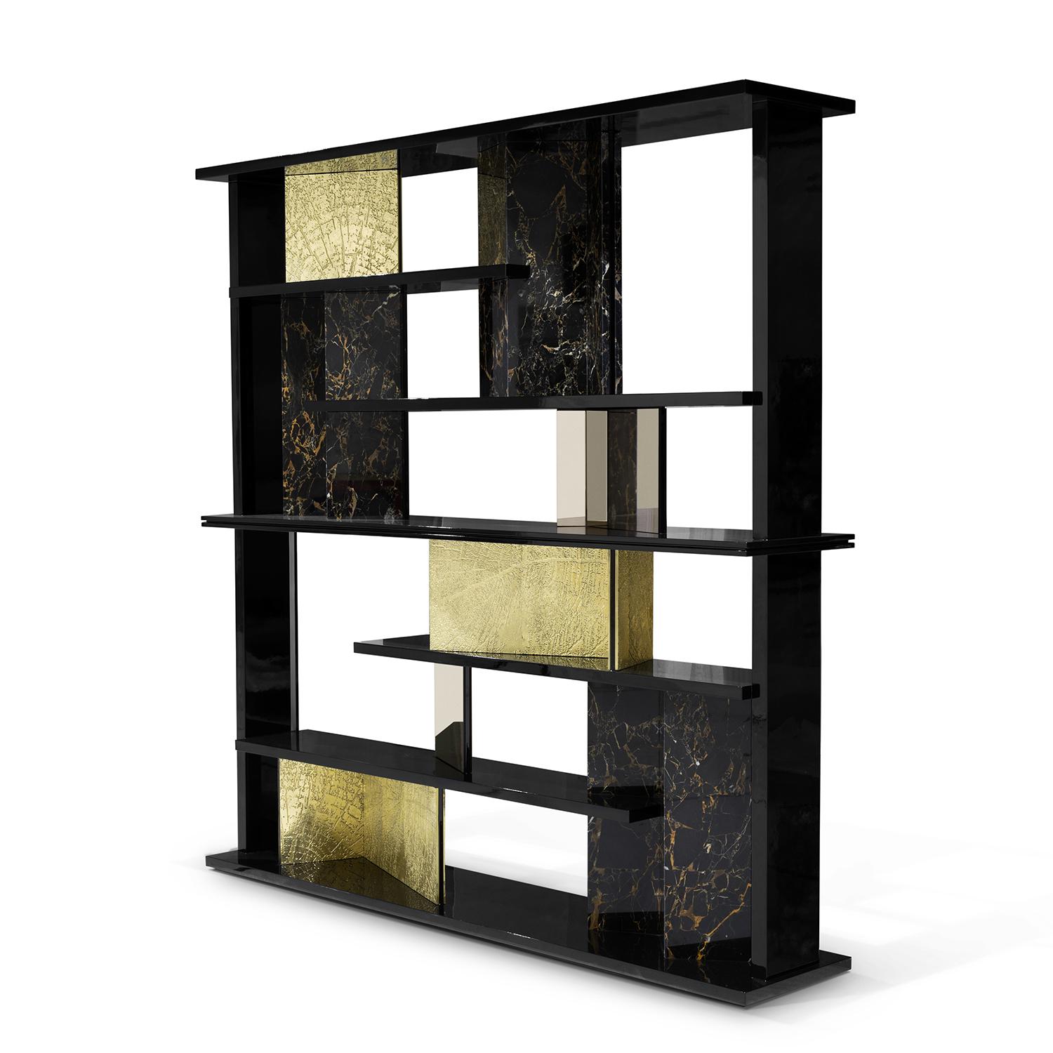 Libreria Excellence con struttura in legno laccato nero,
con parti verticali in ottone massiccio fuso con motivo a venature di legno rivestito 
con foglia d'oro. Libreria con marmo nero lucido con venature marrone dorato 
e con vetro a specchio. La