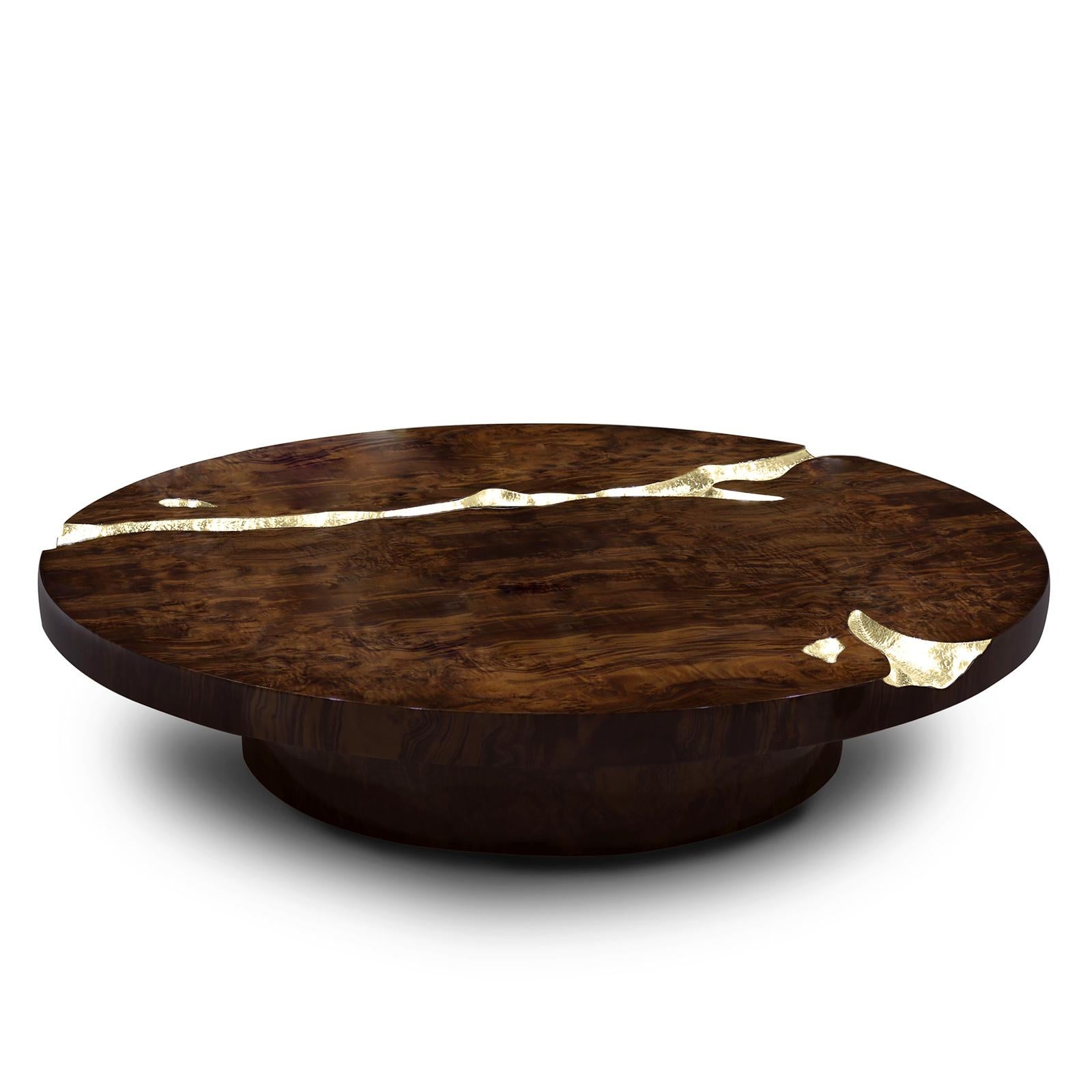 Coffee table excellence walnut in veneered solid 
walnut wood, with polished hammered brass details 
carved on base and top.
Also available in poplar wood.