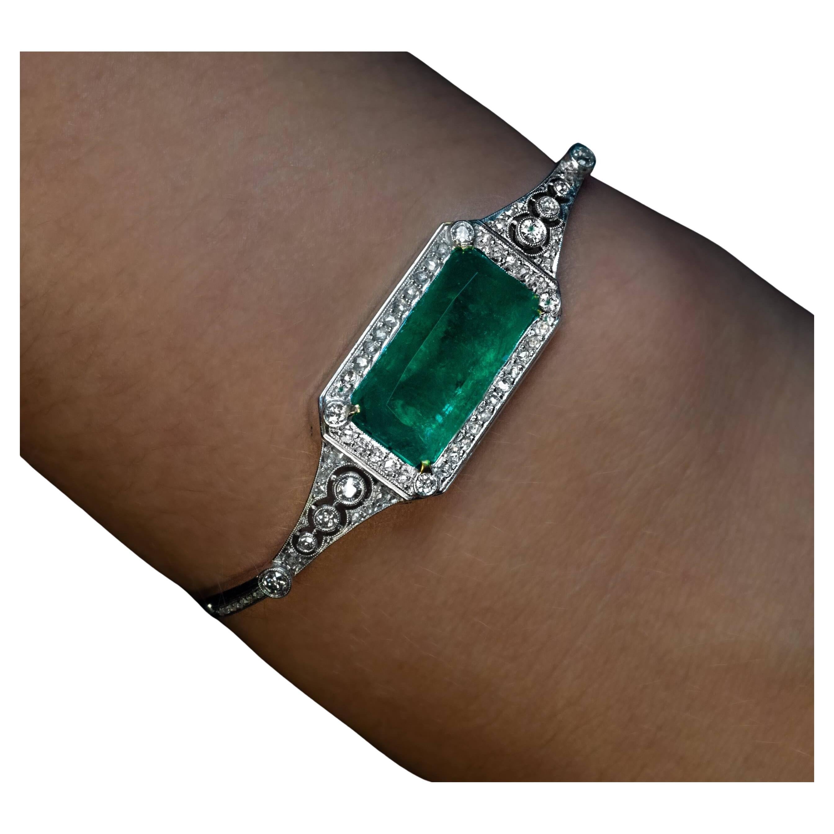 Excellent Art Deco Platinum Bracelet with a Large Emerald en venta
