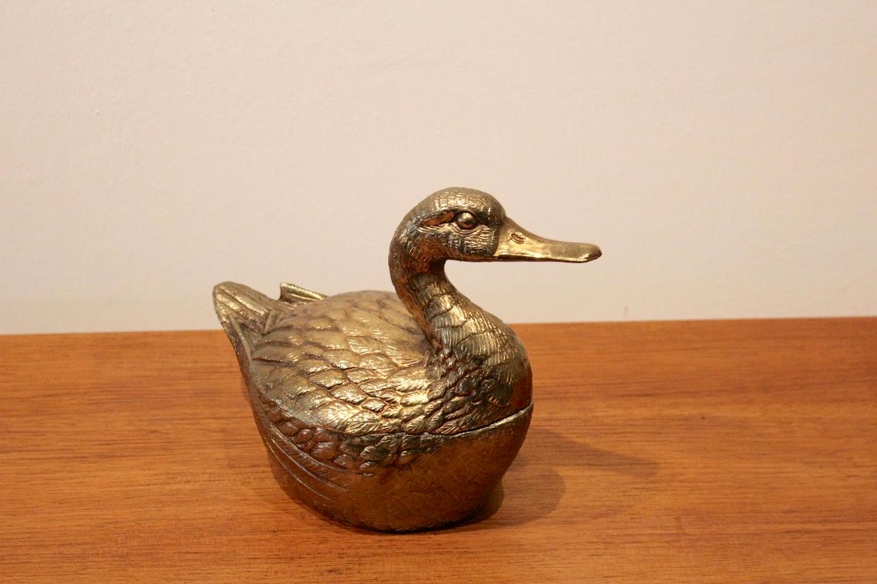 This beautiful large brass ice bucket in the shape of a duck is designed in Belgium. It is marked with a label from the reseller from the 1970s. This large Ice Bucket includes an insulated interior and is in excellent condition. This unique