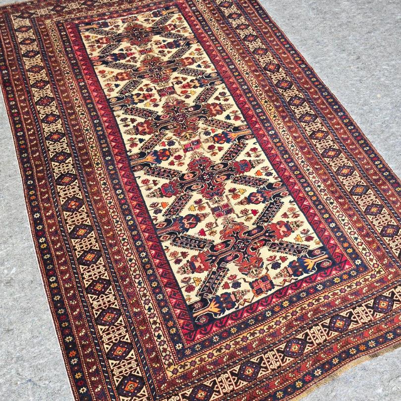 Type de tapis : Zeychour caucasien
Dimensions : 5' x 8'
Age : milieu et fin des années 1800
Matériaux : Laine
Pile : faible
Condit : EXCELLENT

Rare et exquis tapis caucasien Zeychour au tissage complexe. Médaillons rouge vif et bleu foncé avec des