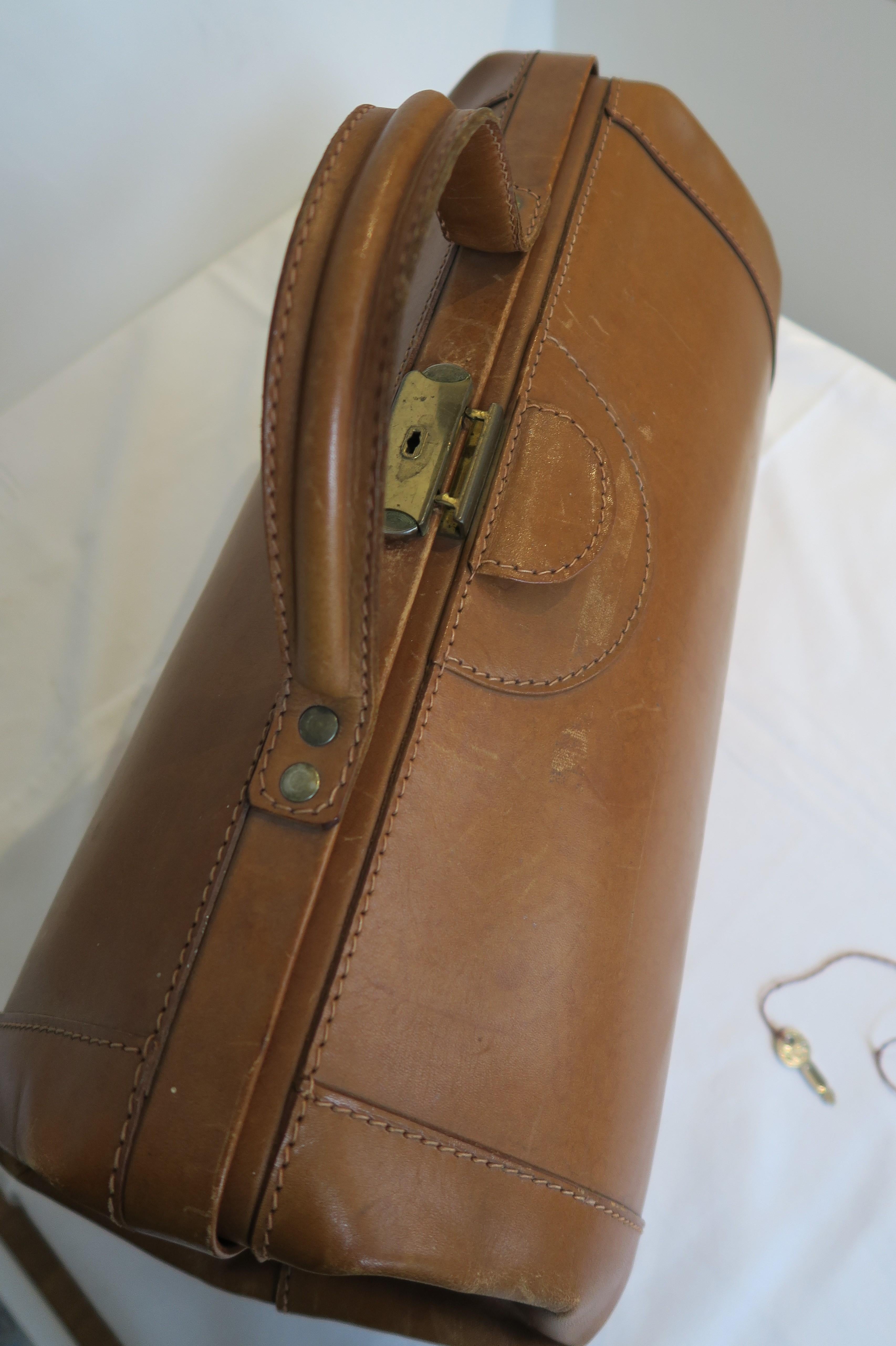 Hervorragender Zustand Leder-Medizintasche im Stil von Carl Auböck (Moderne der Mitte des Jahrhunderts) im Angebot