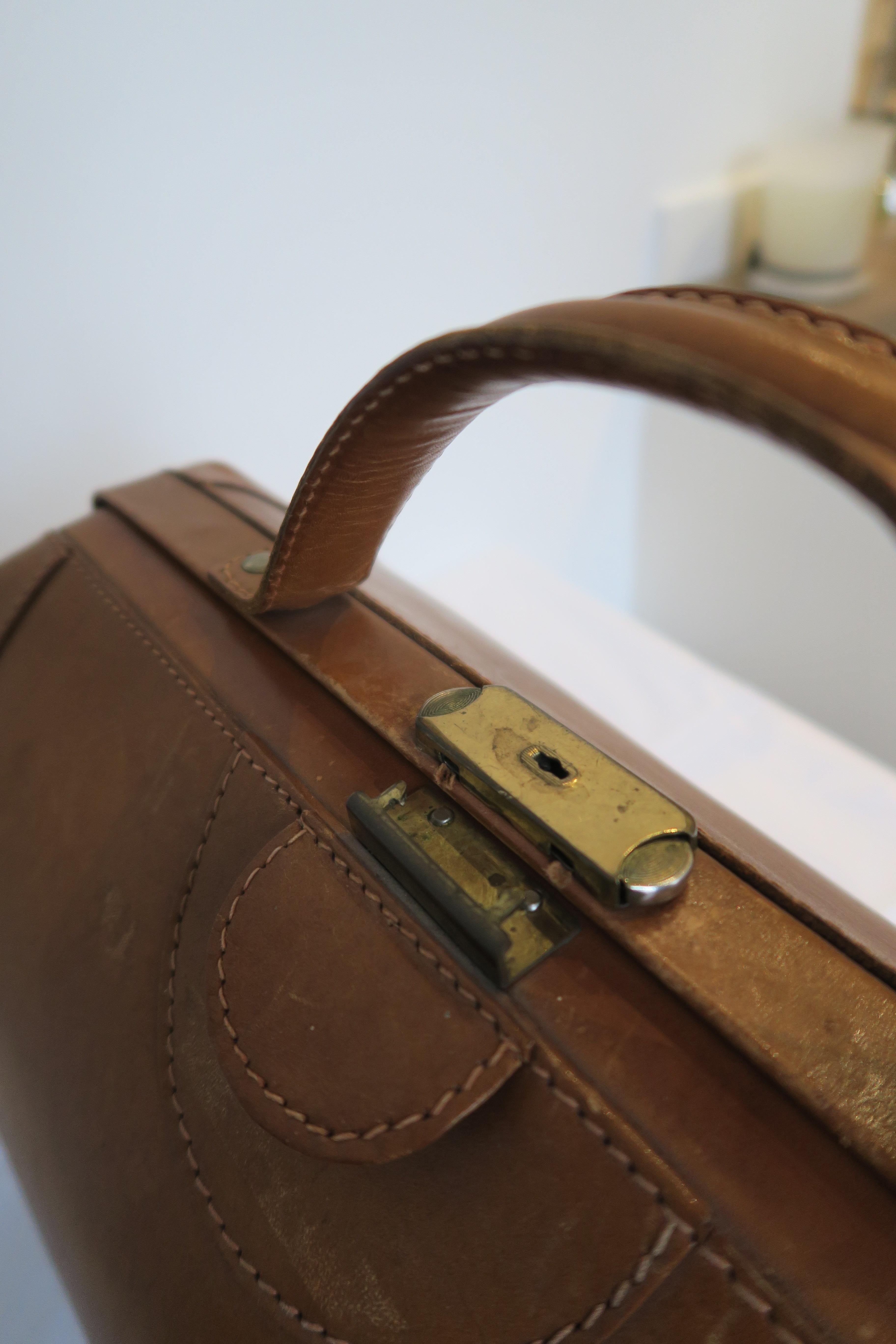 Excellent Condition Leather Medicinal Bag Made in Vienna, 1950/1960 For Sale 1