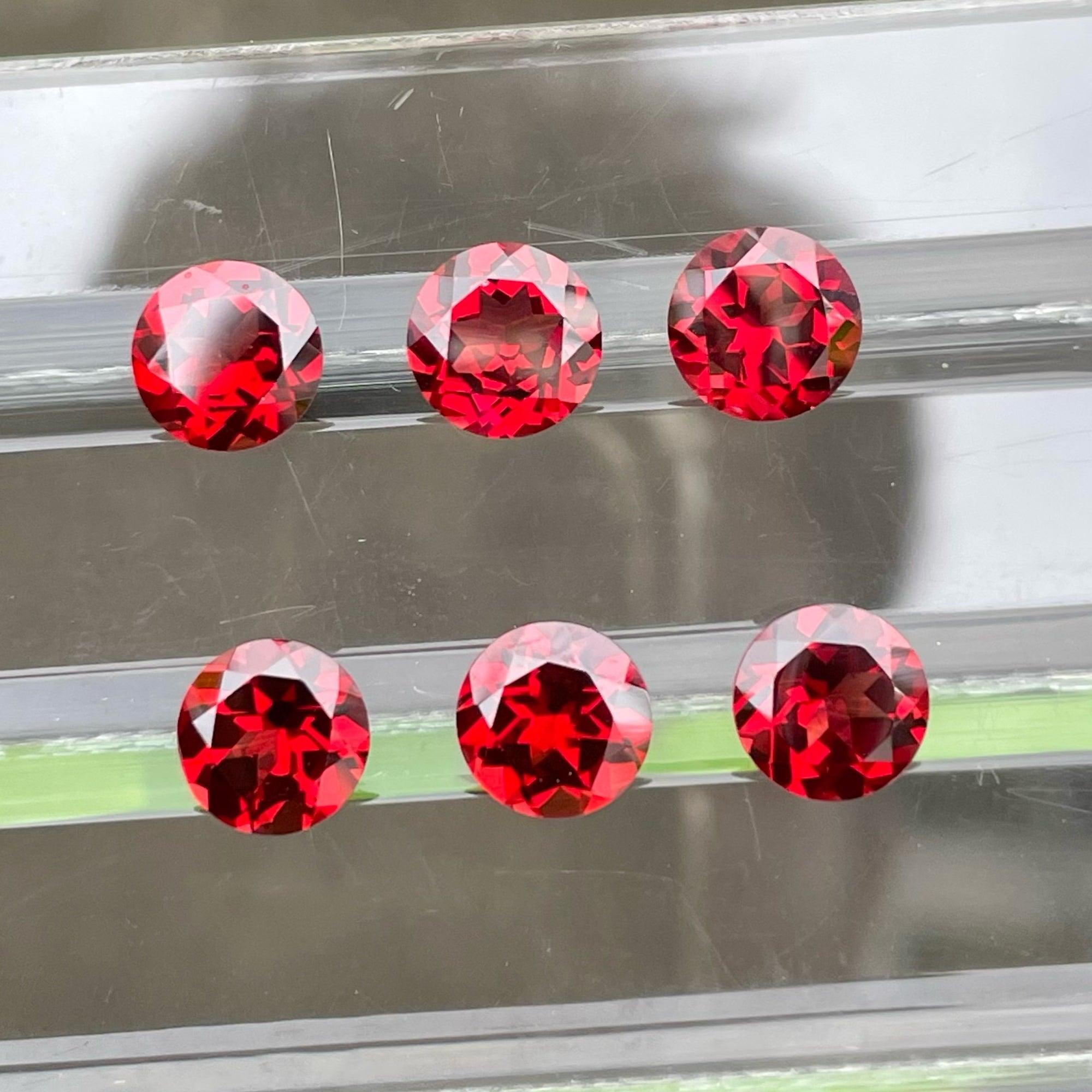 Moderne Excellent grenat rouge taillé en pierre naturelle de Malawi pour la fabrication de bijoux de 13,50 carats en vente