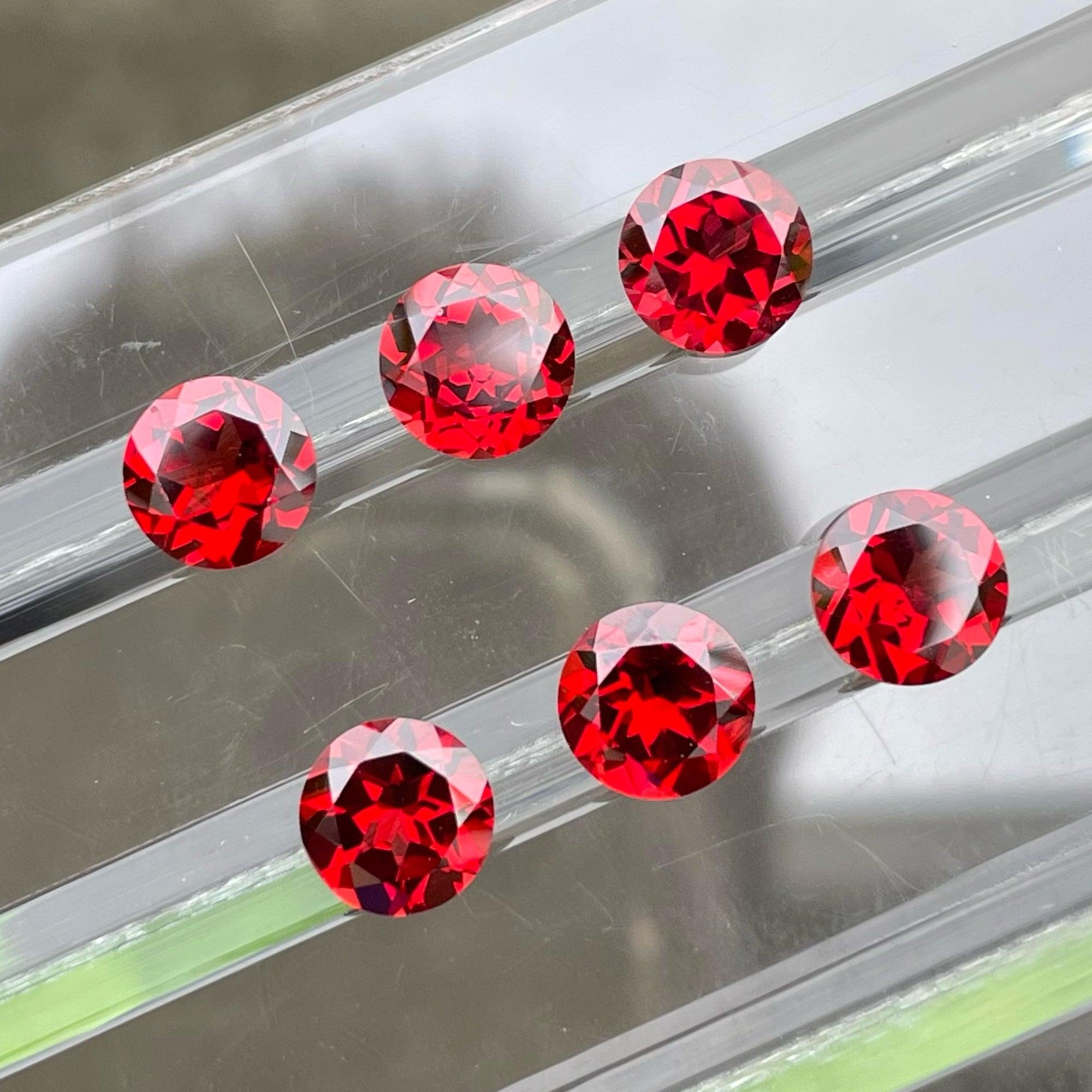 Taille ronde Excellent grenat rouge taillé en pierre naturelle de Malawi pour la fabrication de bijoux de 13,50 carats en vente