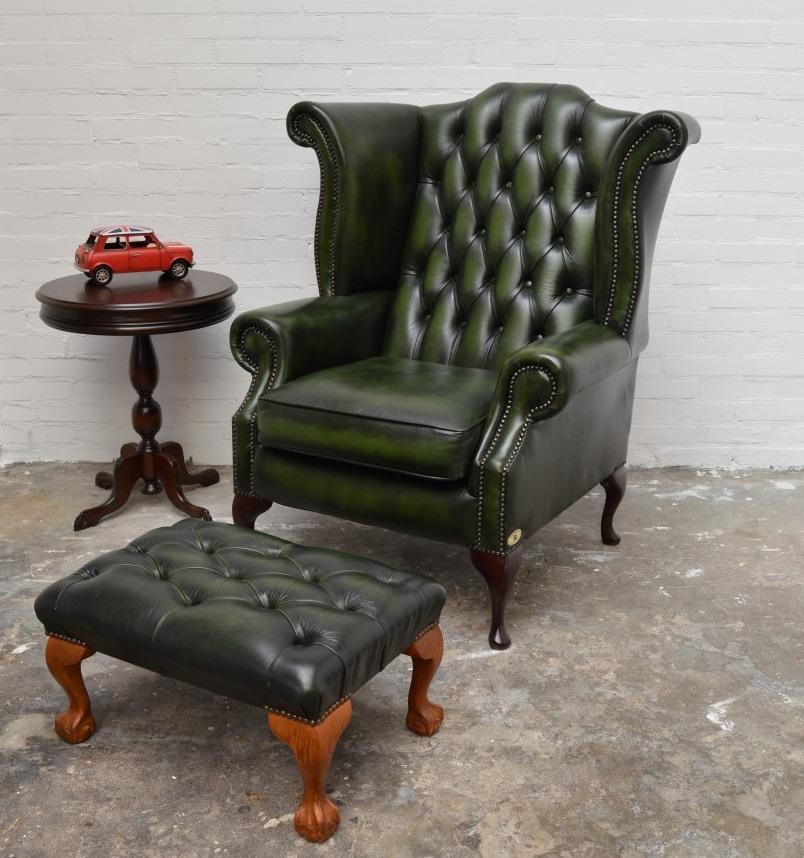Young pre-owned green Chesterfield wingchair from 2006. Cowhide leather in Antique Green rub-off standard finish. Stunning state, like new but than with a little more character.

Wooden Queen Anne legs. Very elegant chair to put next to your