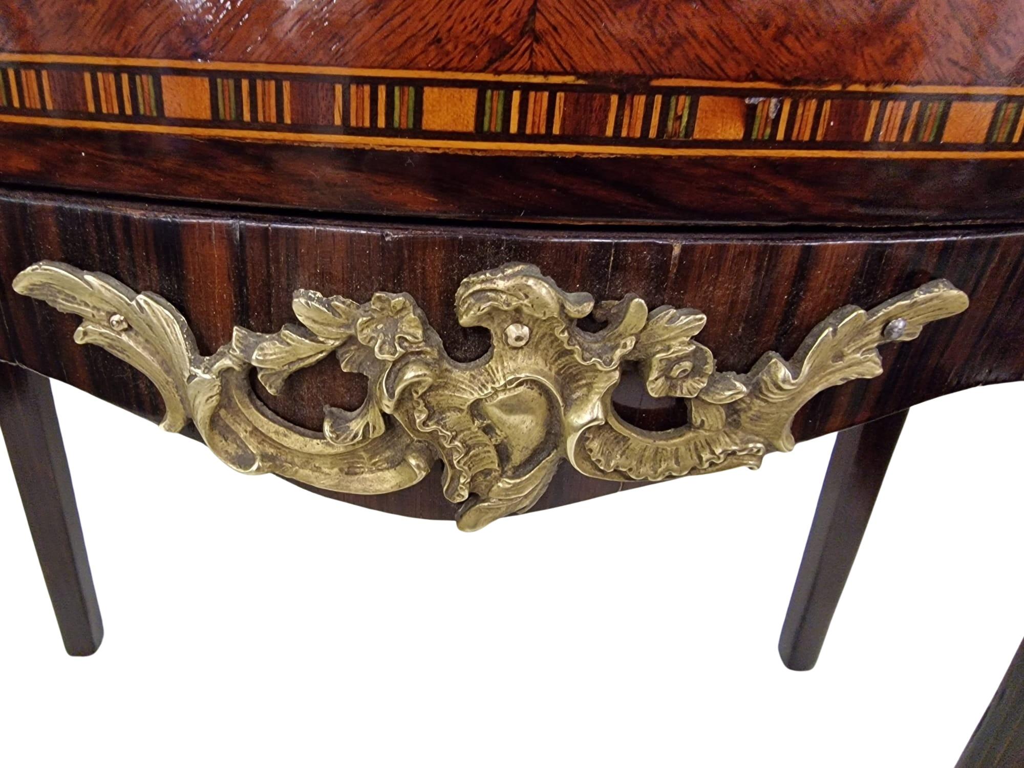 This excellent chest of drawers was manufactured in the 1st half of the 19th century, in France. It is a piece of outstanding craftsmanship, the traces of the old tools can be seen, for example, on the surface on the top. tThe front and sides are