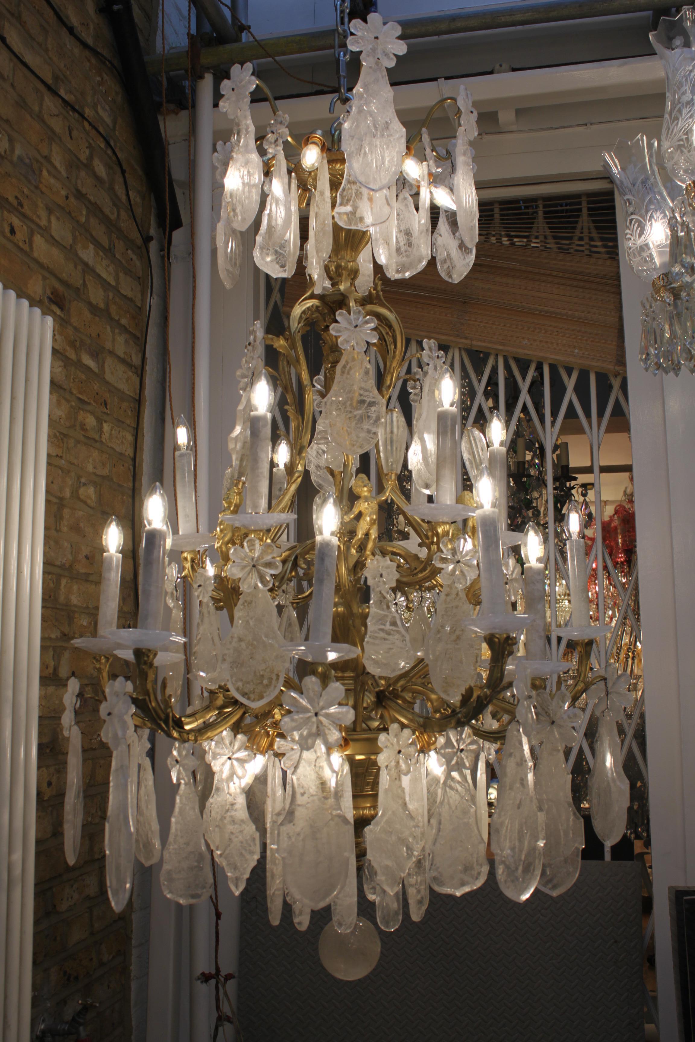 Eccellente lampadario francese in bronzo dorato con cristalli di rocca Eccellente lampadario francese in bronzo dorato con cristalli di roccaUn bellissimo lampadario francese in bronzo dorato del XIX secolo a 16 luci con splendidi cristalli di rocca