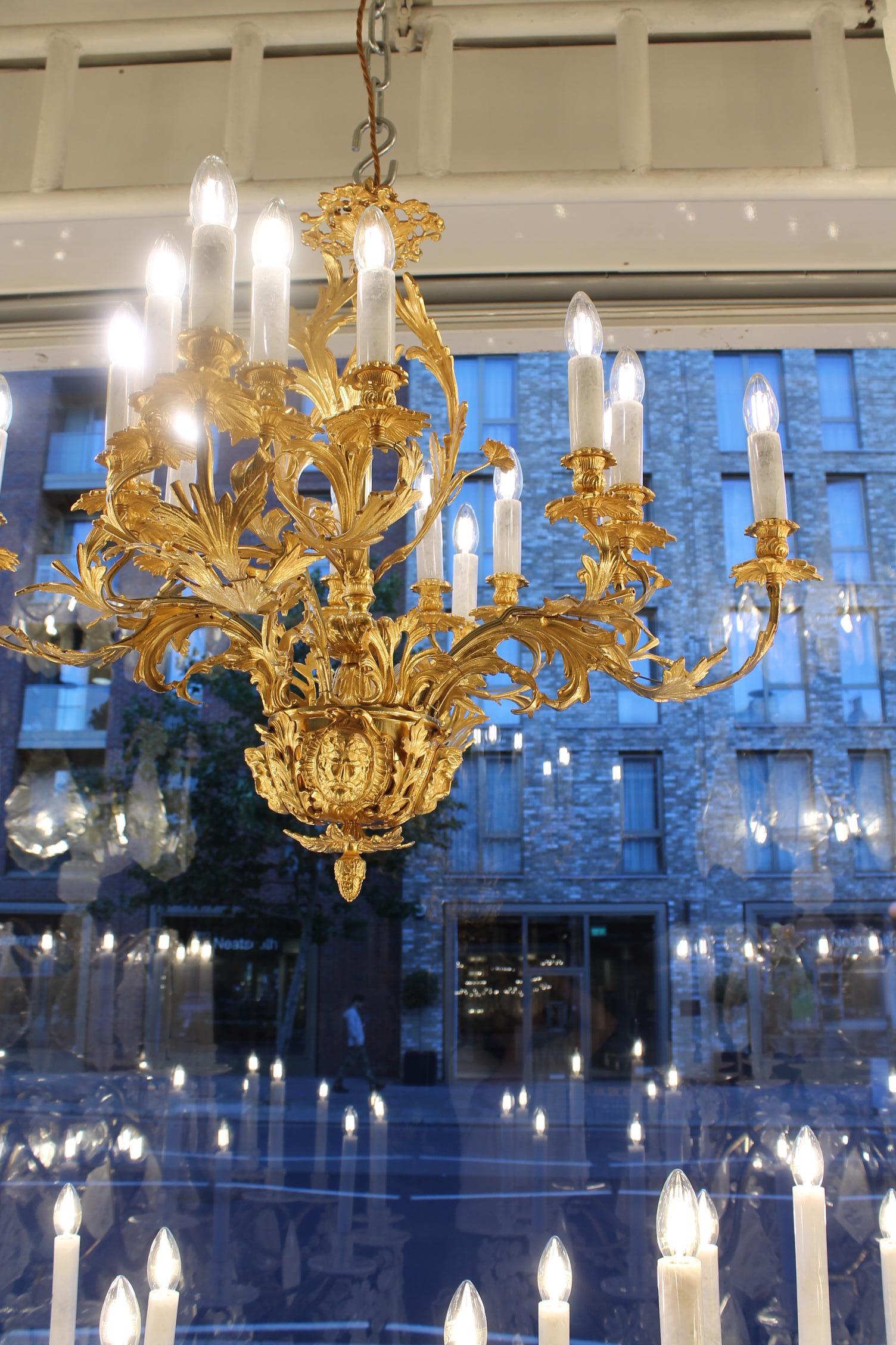 Un magnifico lampadario rococò francese in bronzo dorato con foglie dorate e 4  bassorilievi. Con 16 fiamme su quattro braccia. Completamente ricablato per gli standard UE (possiamo passare agli standard USA gratuitamente). il mio instagram