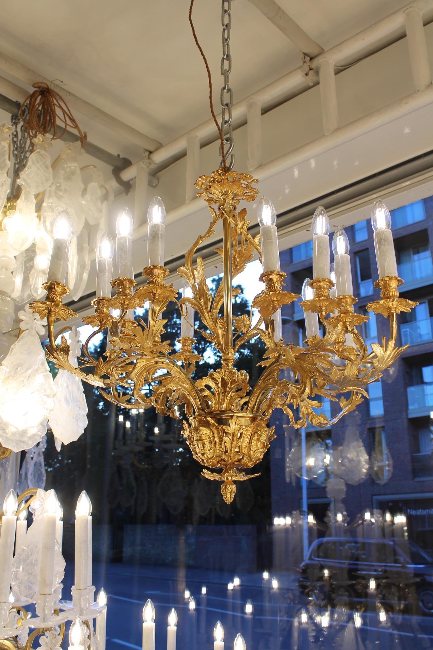 Europeo Eccellente lampadario rococò francese in cristallo di rocca e bronzo dorato in vendita