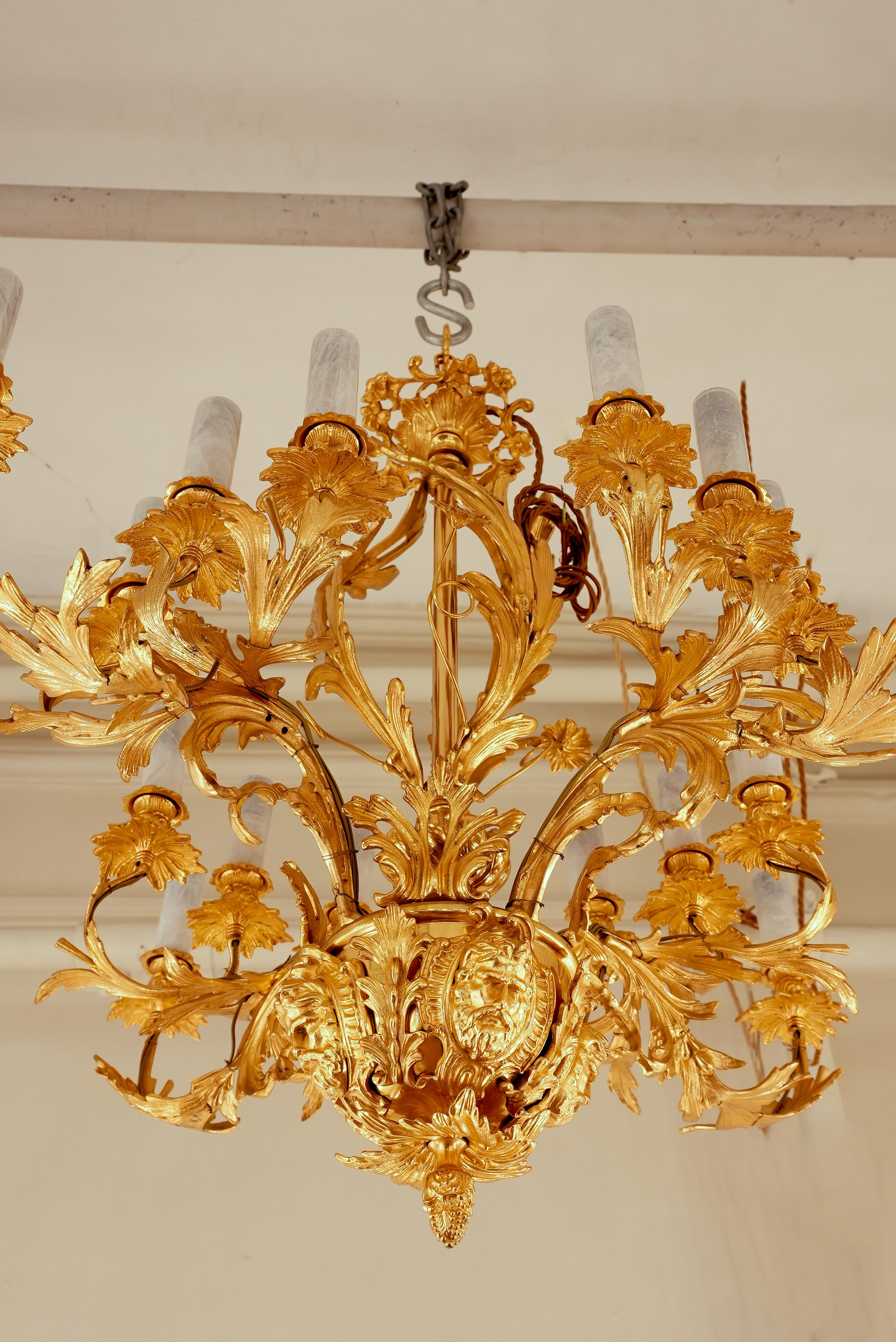 Eccellente lampadario rococò francese in cristallo di rocca e bronzo dorato In condizioni ottime in vendita a London, GB