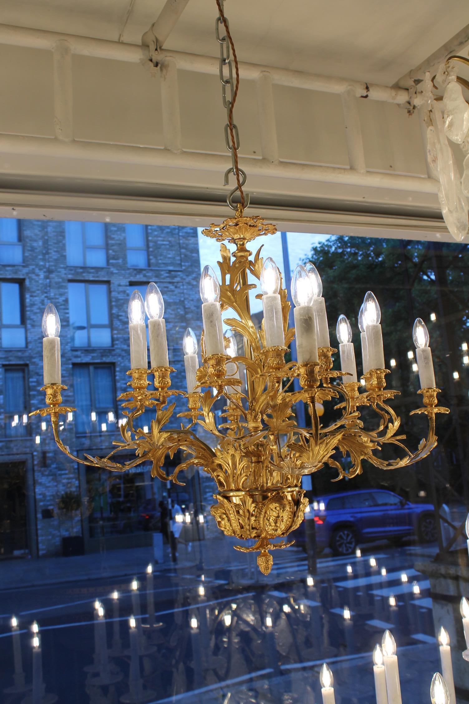 Eccellente lampadario rococò francese in cristallo di rocca e bronzo dorato In condizioni ottime in vendita a London, GB