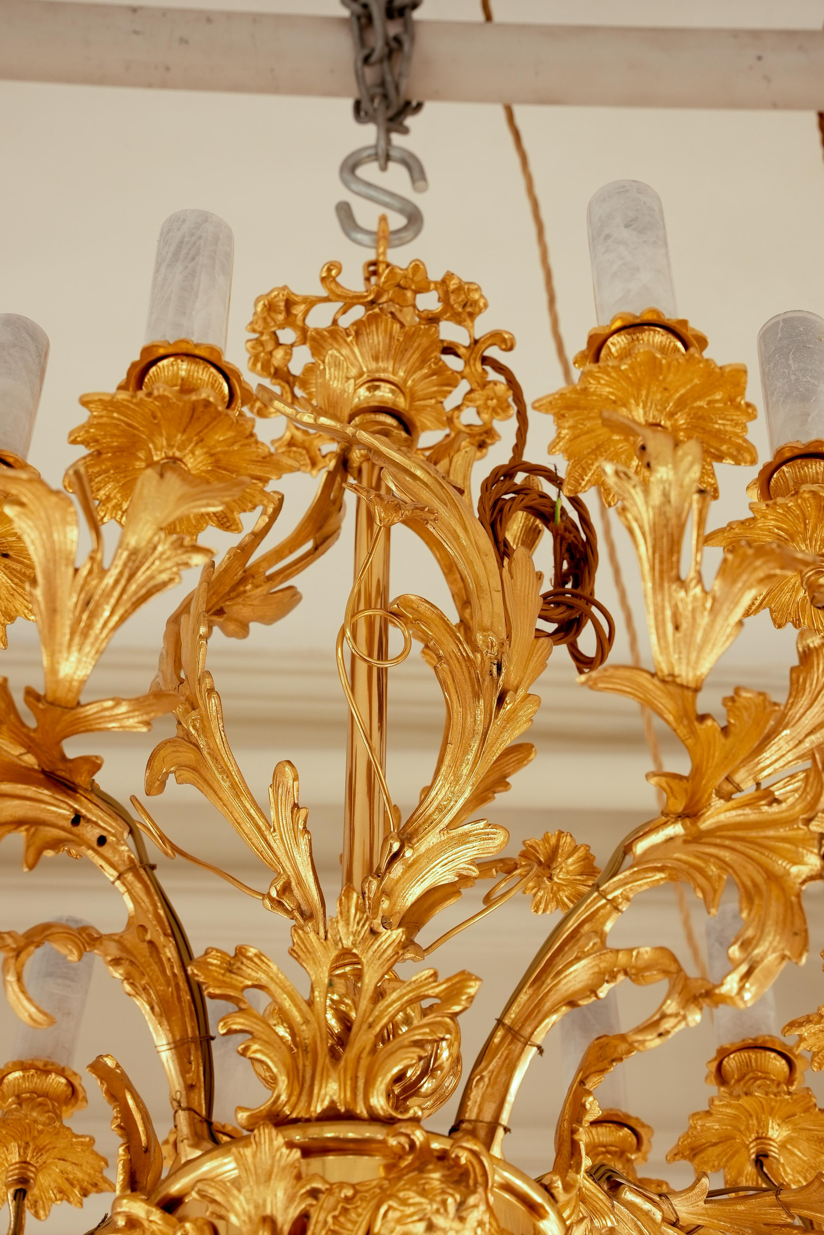 XIX secolo Eccellente lampadario rococò francese in cristallo di rocca e bronzo dorato in vendita