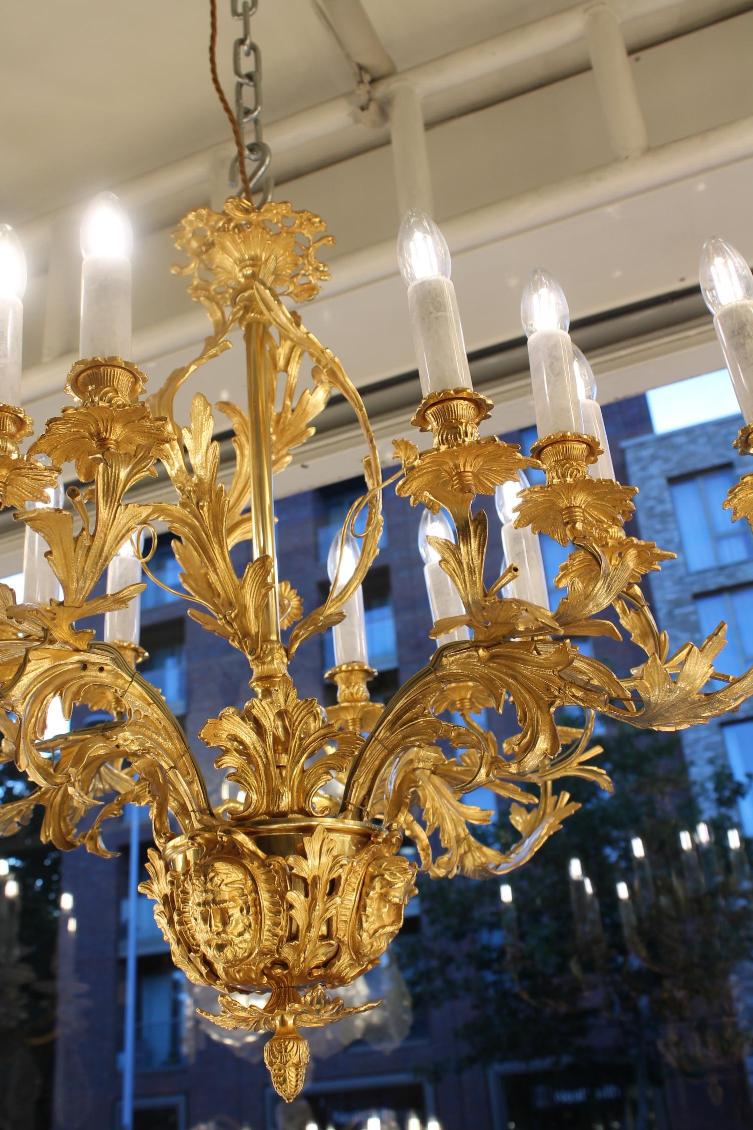 XIX secolo Eccellente lampadario rococò francese in cristallo di rocca e bronzo dorato in vendita