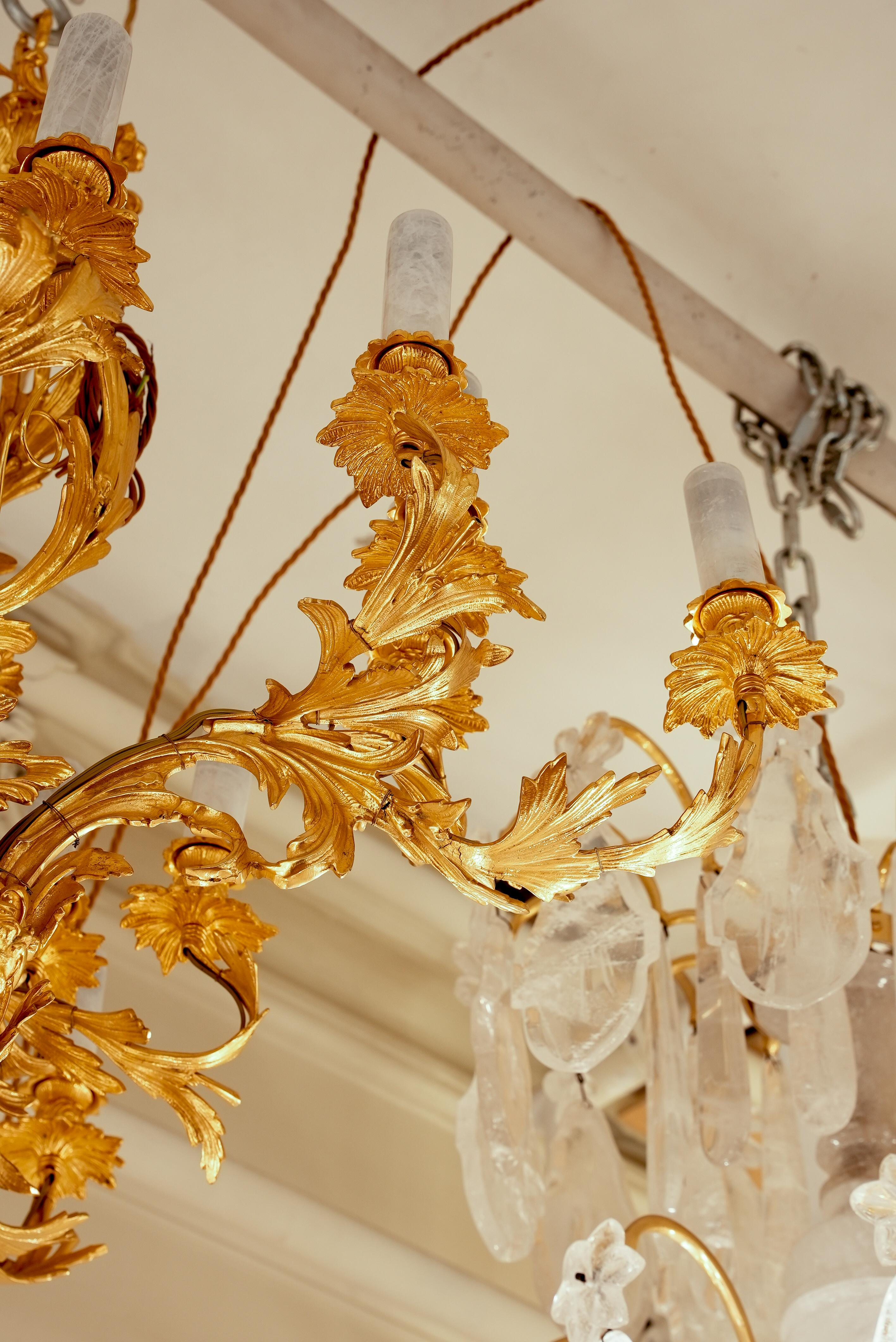 Bronzo Eccellente lampadario rococò francese in cristallo di rocca e bronzo dorato in vendita