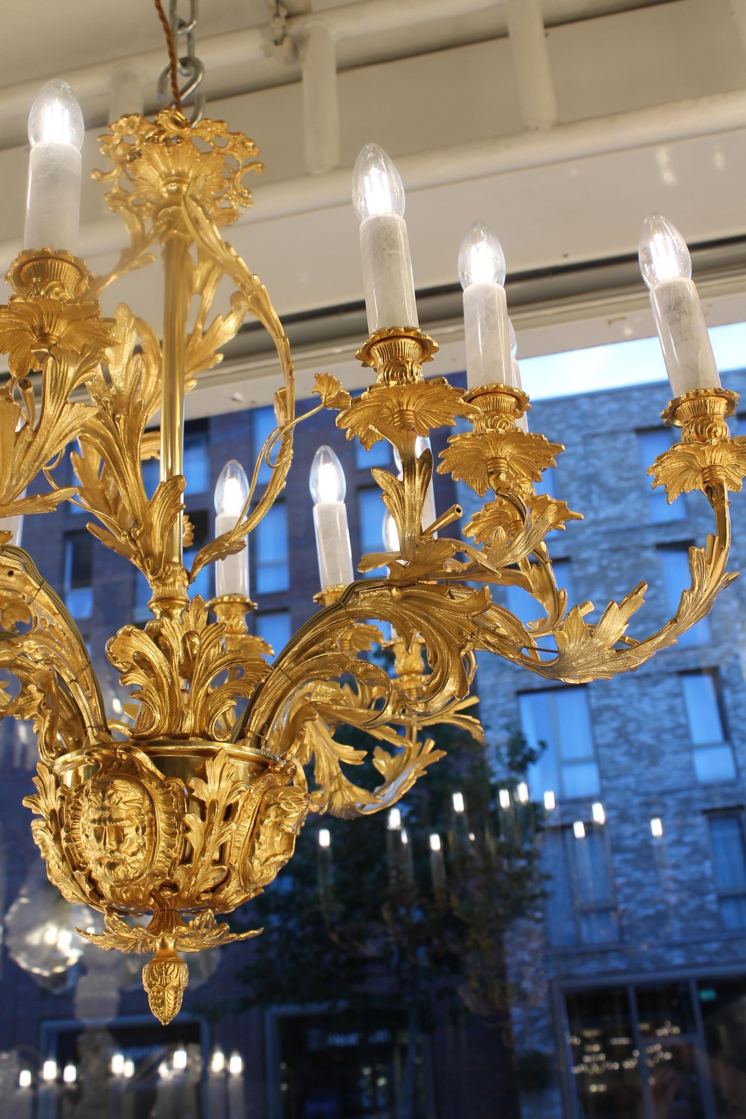 Bronzo Eccellente lampadario rococò francese in cristallo di rocca e bronzo dorato in vendita