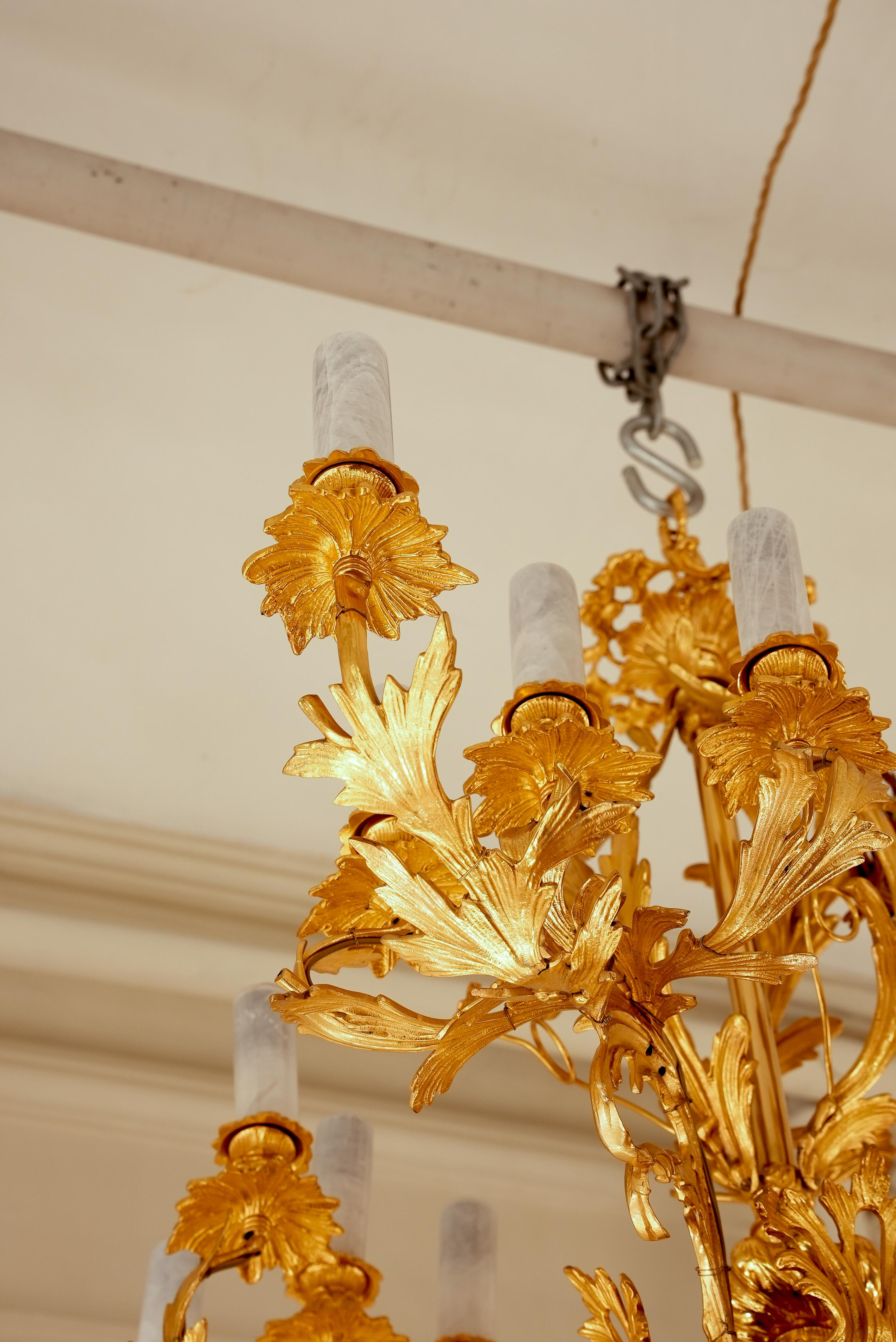 Eccellente lampadario rococò francese in cristallo di rocca e bronzo dorato in vendita 1